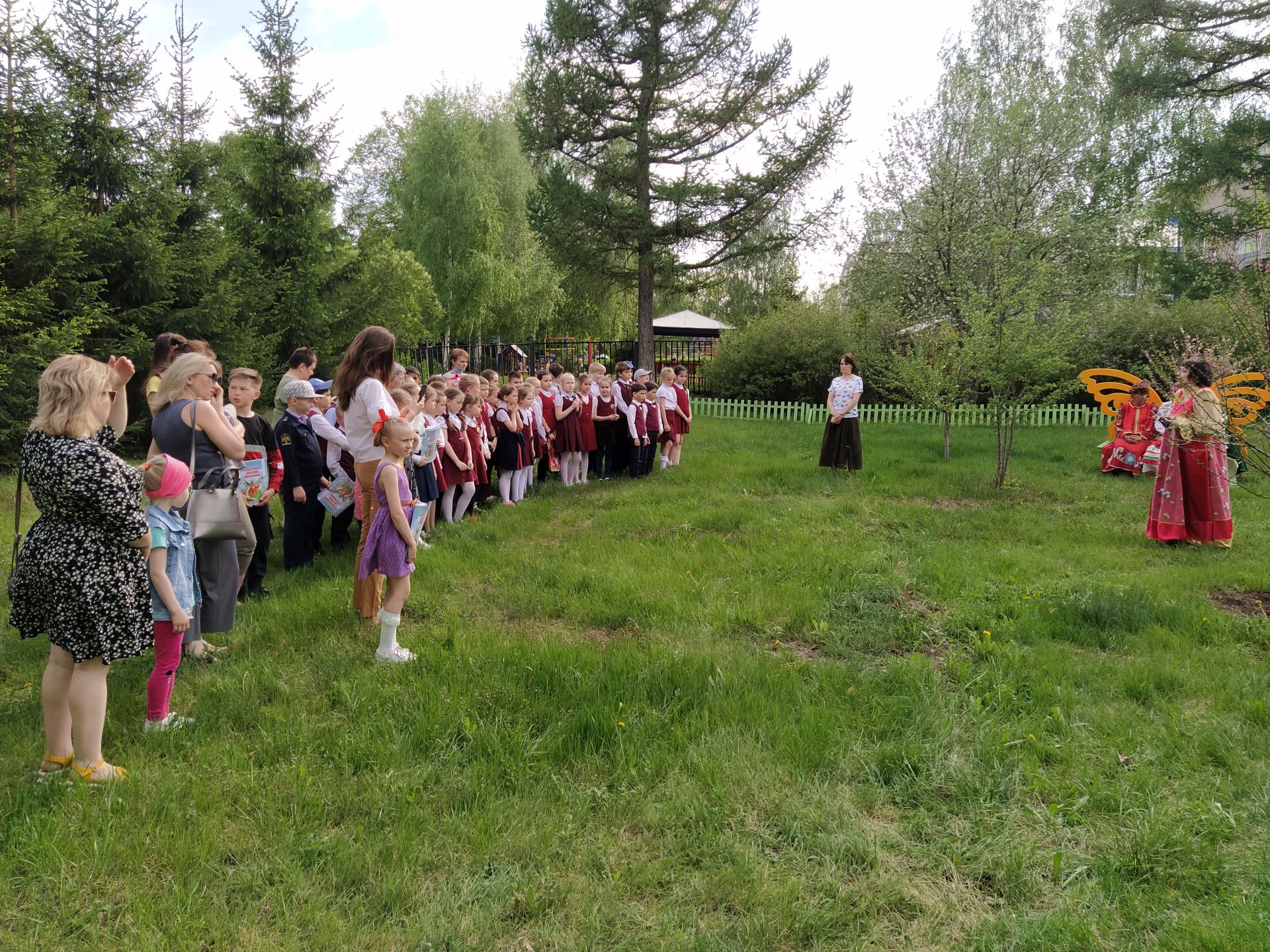 Школьники из Чистополя прогулялись в Сакуровом саду возле Детской библиотеки (Фоторепортаж)