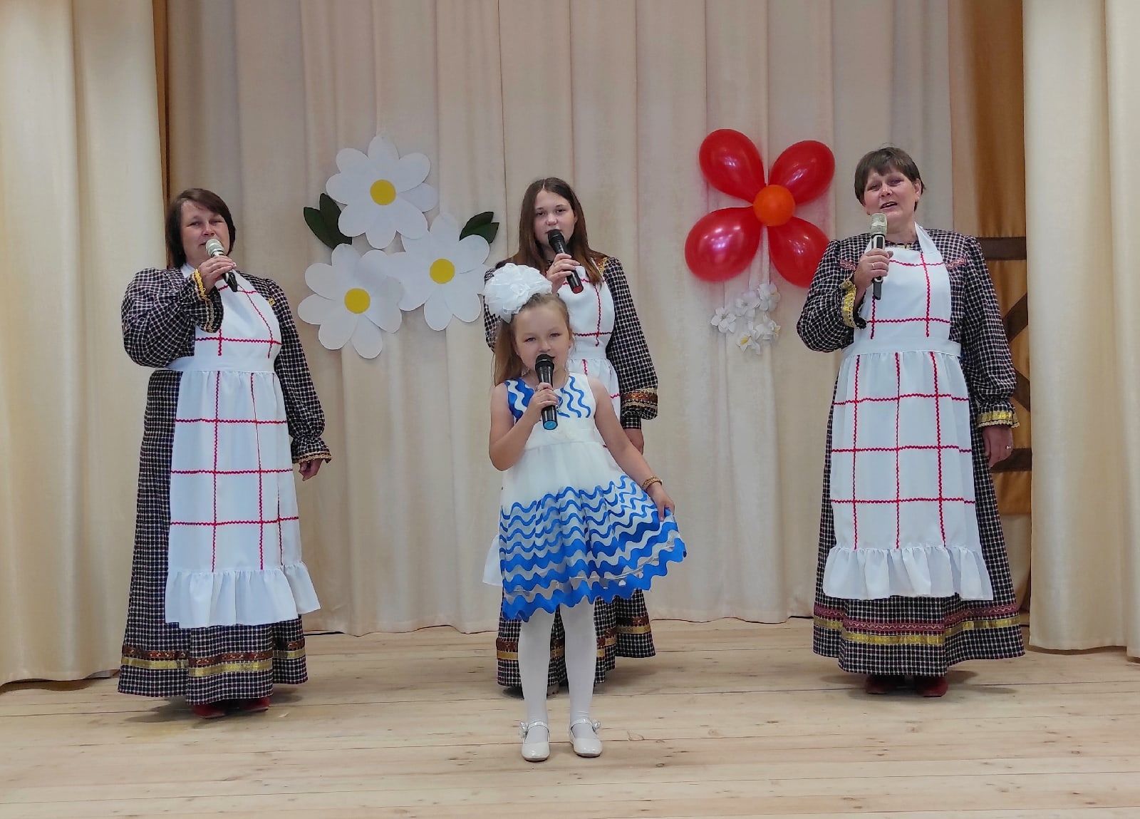 В чистопольском селе поздравления получали многодетные творческие семьи