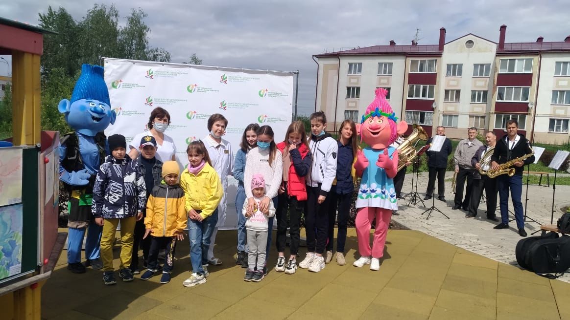 В детской поликлинике юных чистопольцев поздравили с праздником и угостили мороженым
