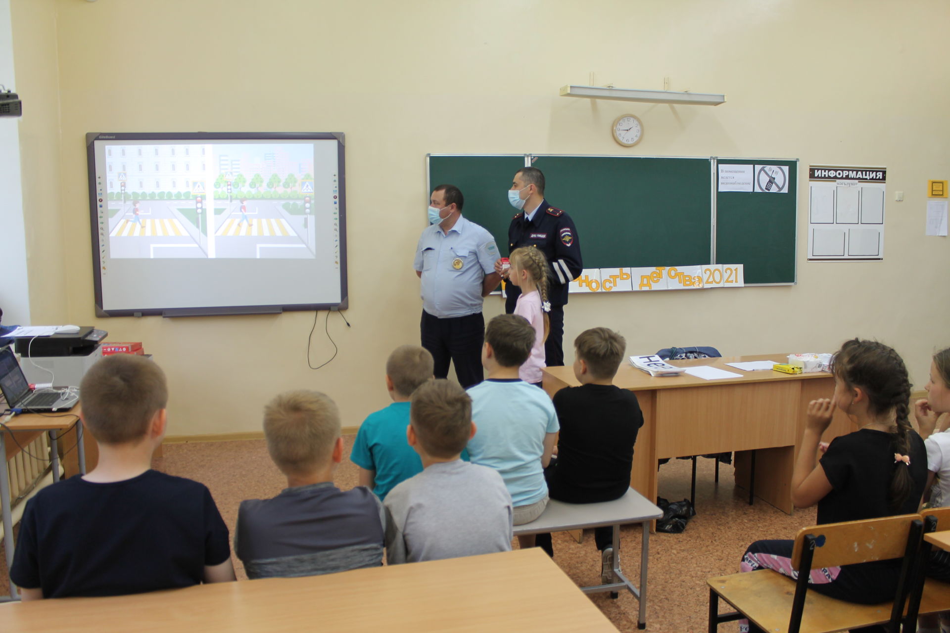Сотрудники Чистопольской Госавтоинспекции в пришкольном лагере говорили с детьми о безопасном поведении на дорогах