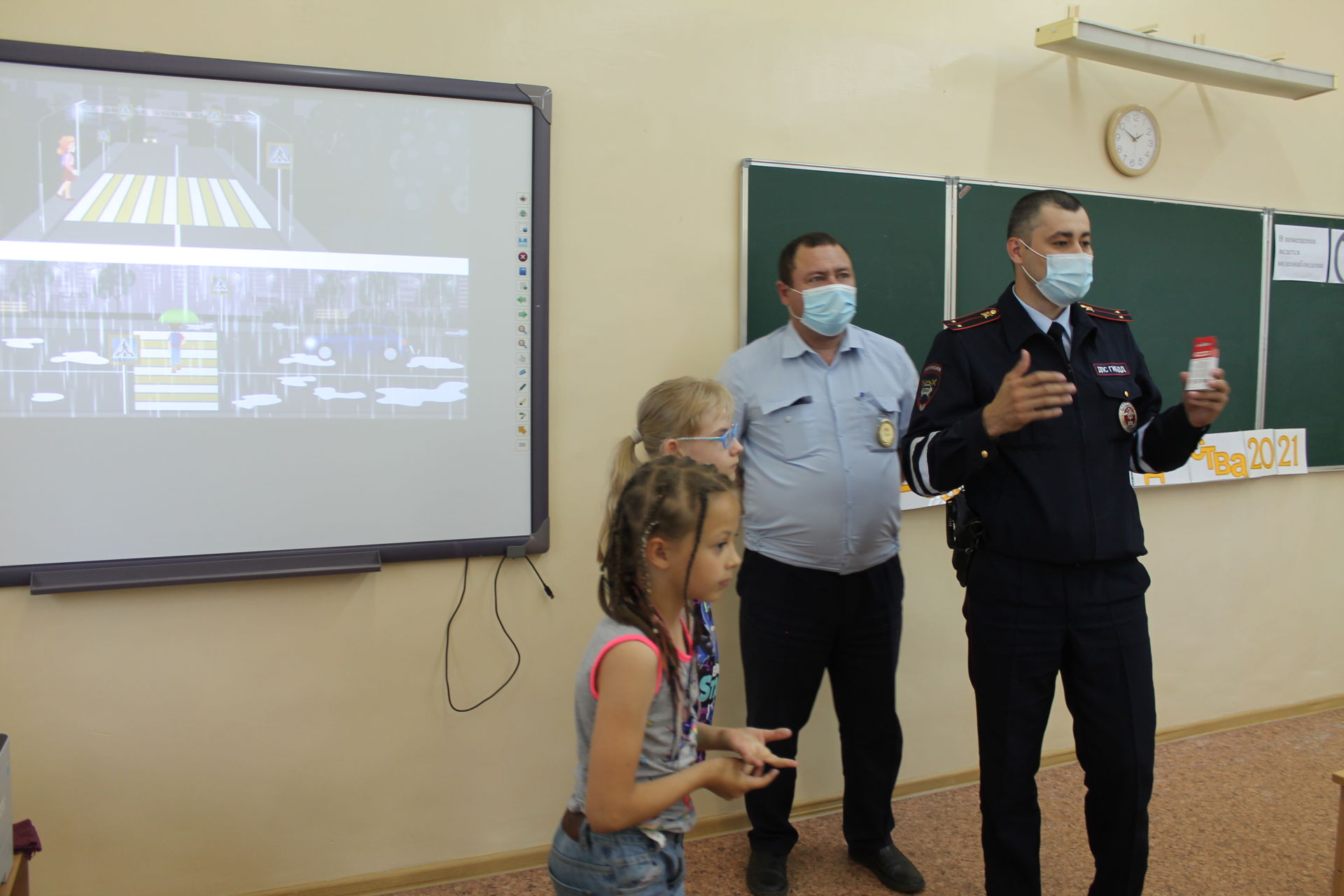 Сотрудники Чистопольской Госавтоинспекции в пришкольном лагере говорили с детьми о безопасном поведении на дорогах