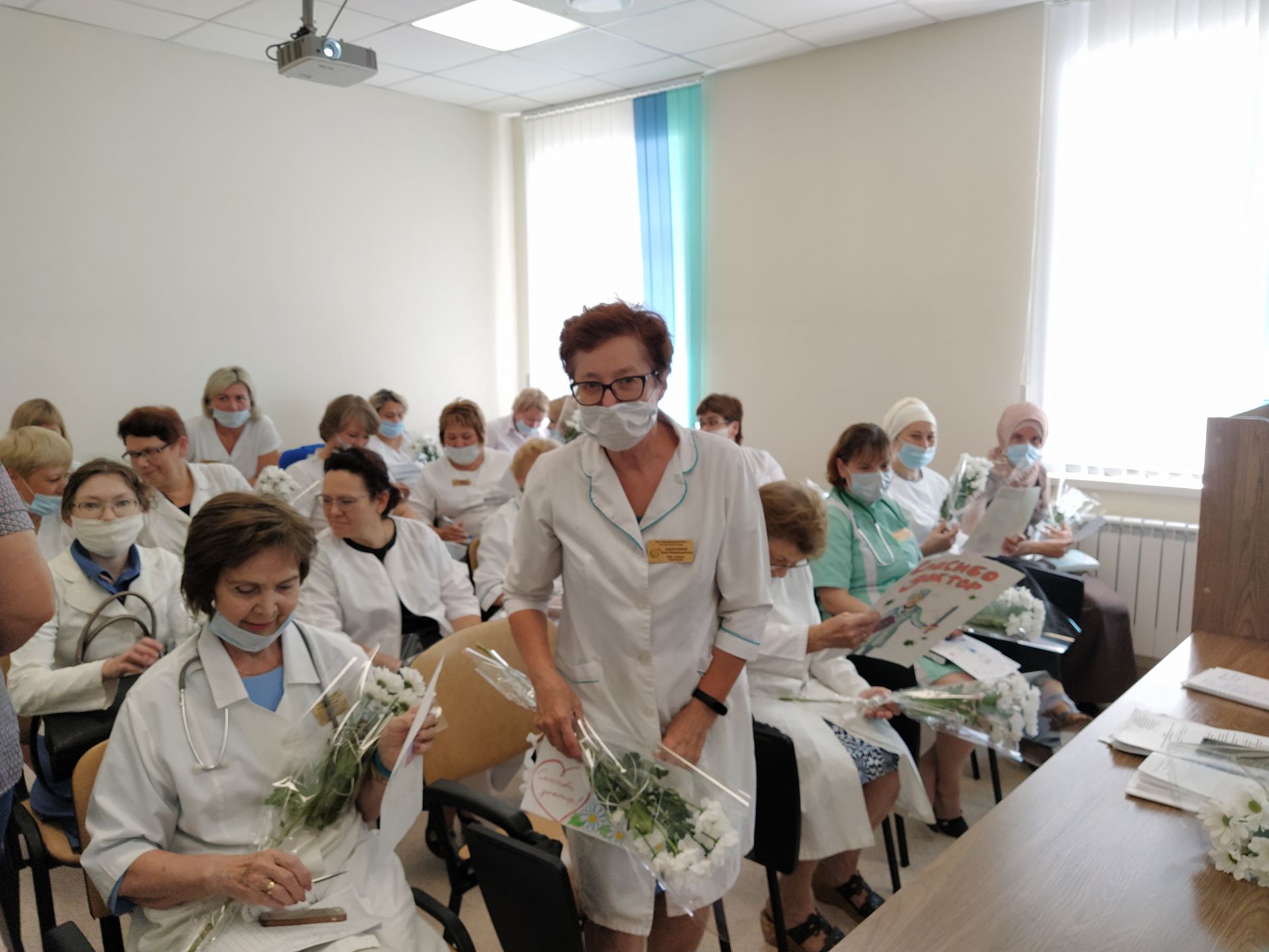 Сотрудников Чистопольской детской поликлиники поздравили с профессиональным праздником