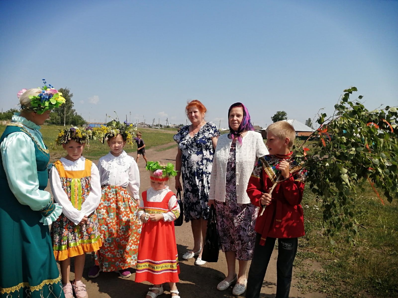 Дети из Чистопольского района поздравляли односельчан с Троицей