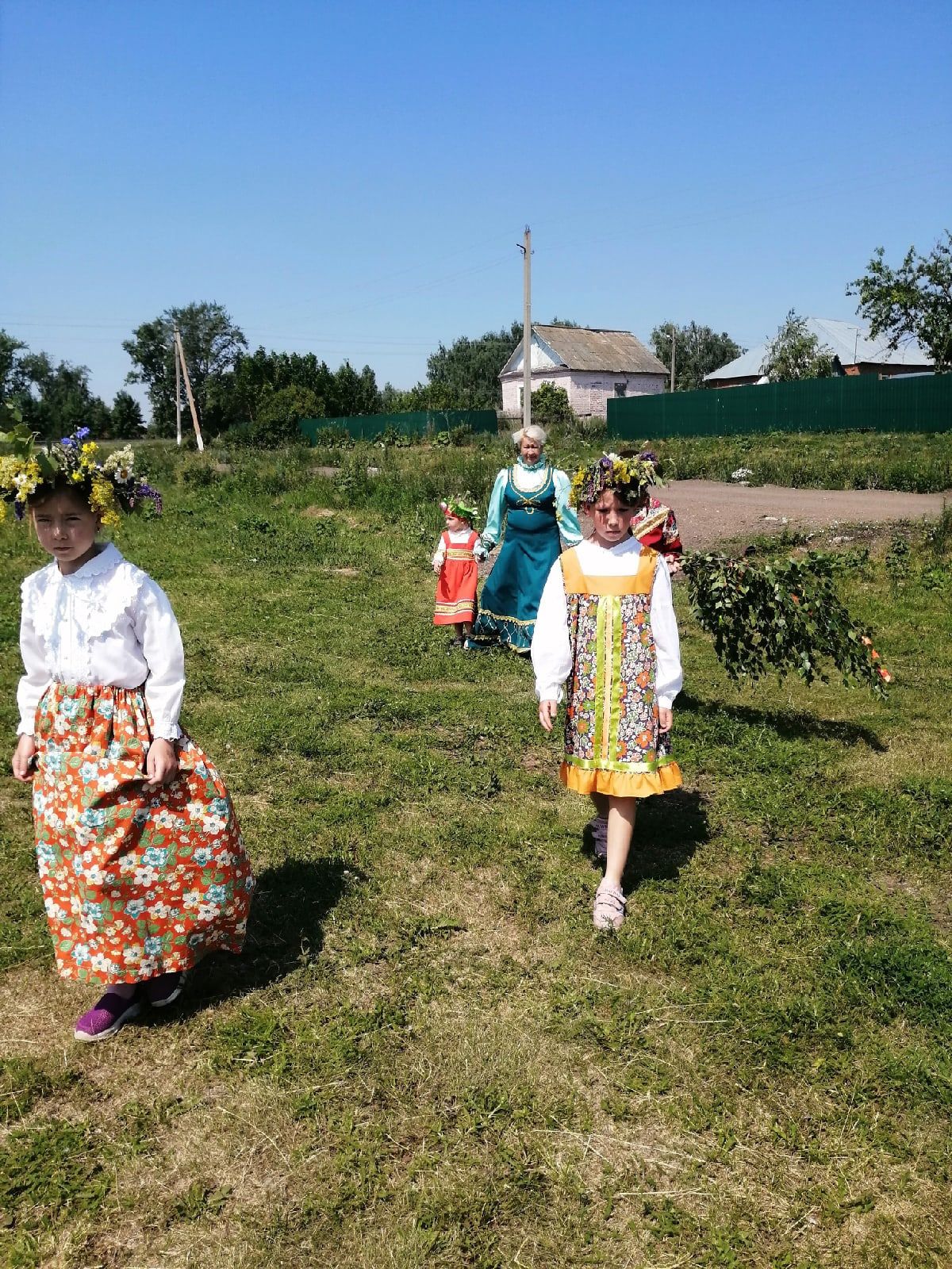 Дети из Чистопольского района поздравляли односельчан с Троицей