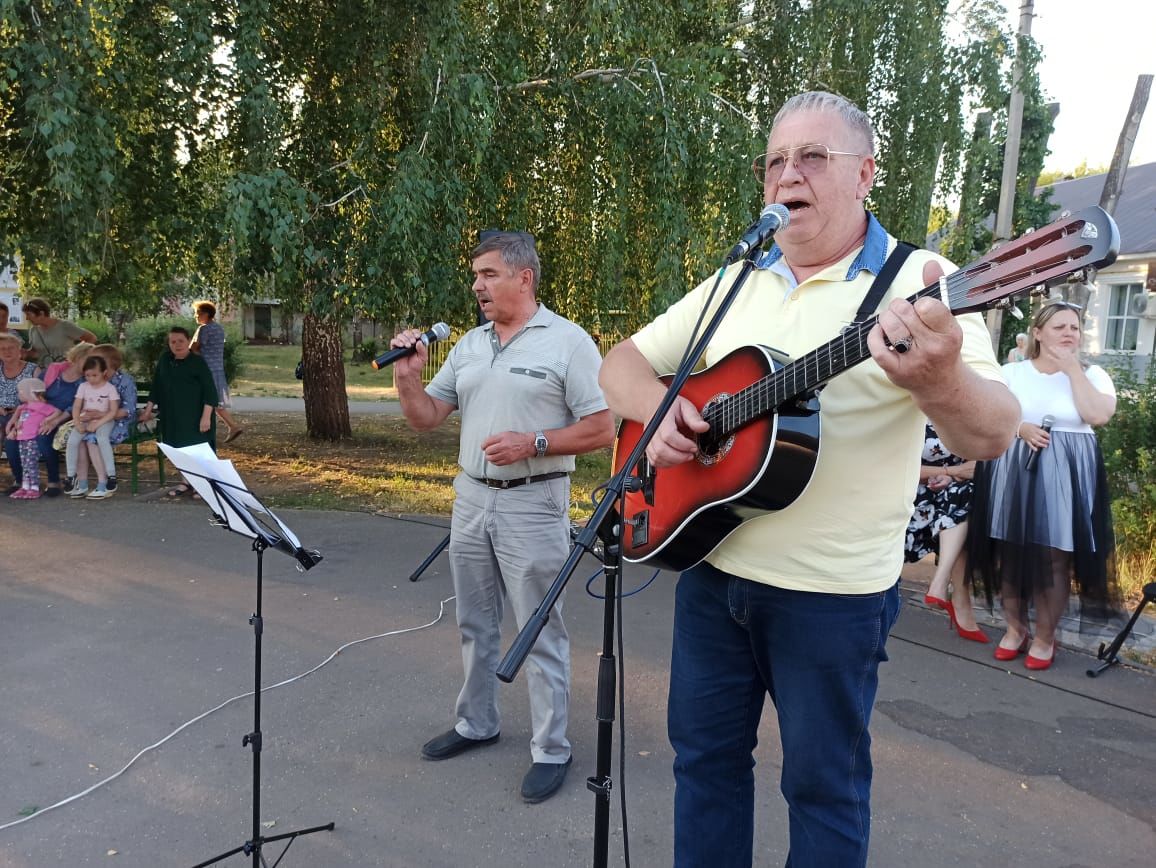 В сквере Любви и согласия в Чистополе звучали песни военных лет (фоторепортаж)