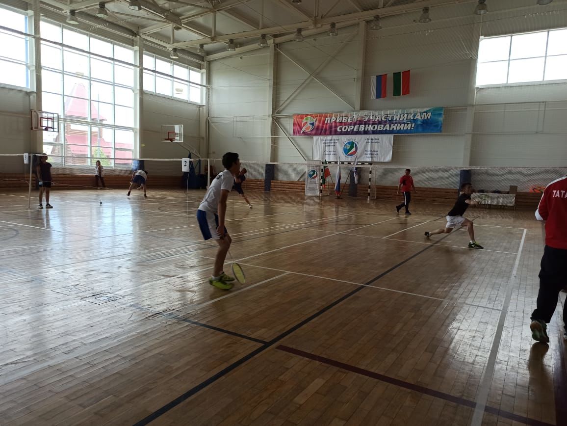 В Чистополе бадминтонисты из 9 районов Татарстана боролись за победу в турнире «Золотой волан ТНВ» (фоторепортаж)