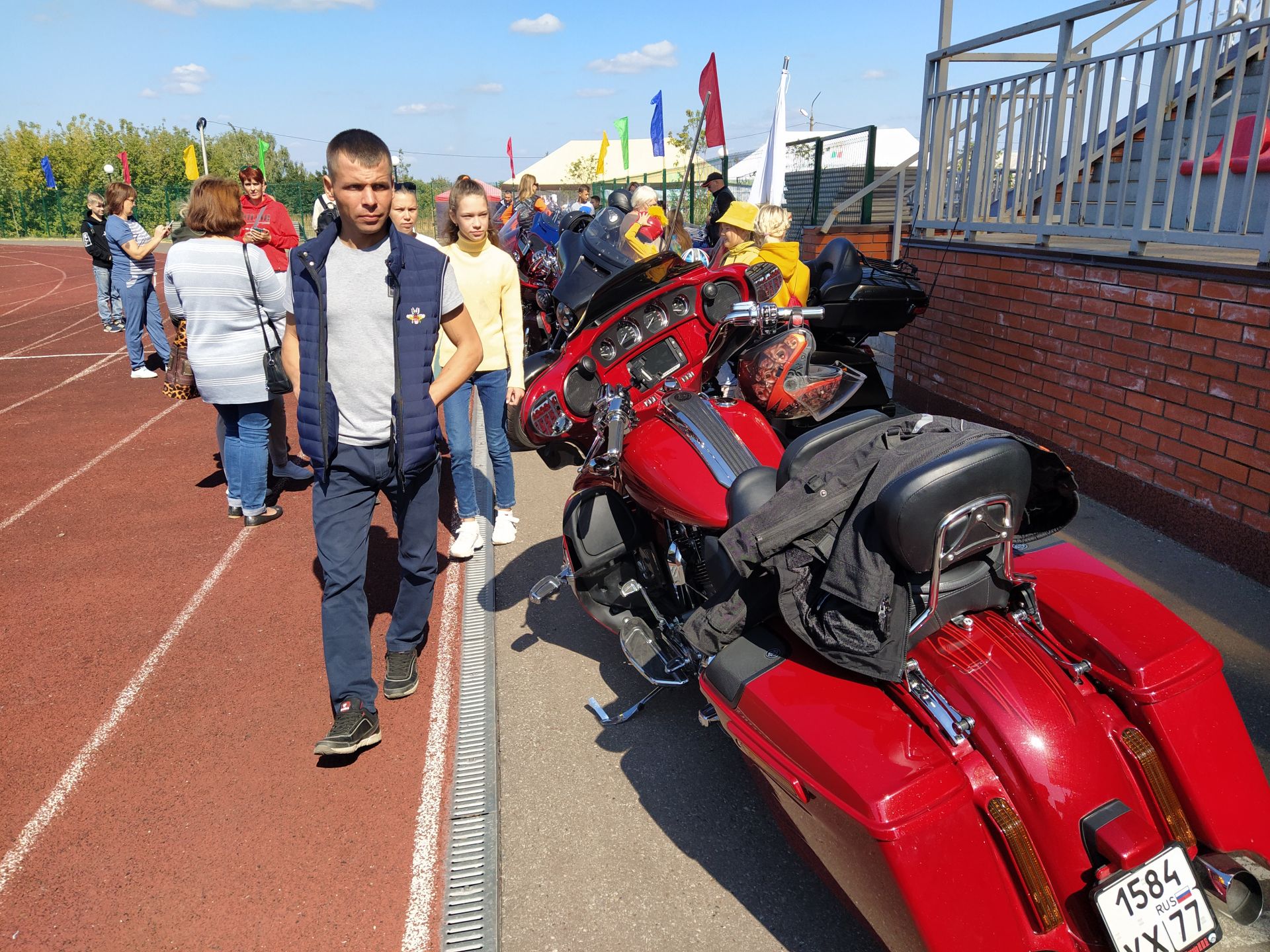 Байкеры из Москвы прокатили чистопольских детей на мотоциклах и сыграли с ними в футбол