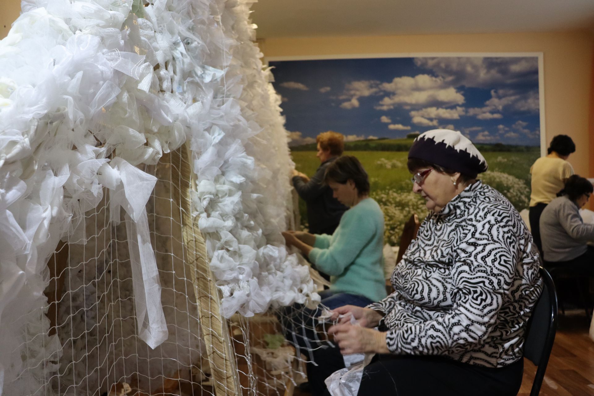 В Чистопольском районе создано несколько «мастерских» по плетению маскировочных сетей