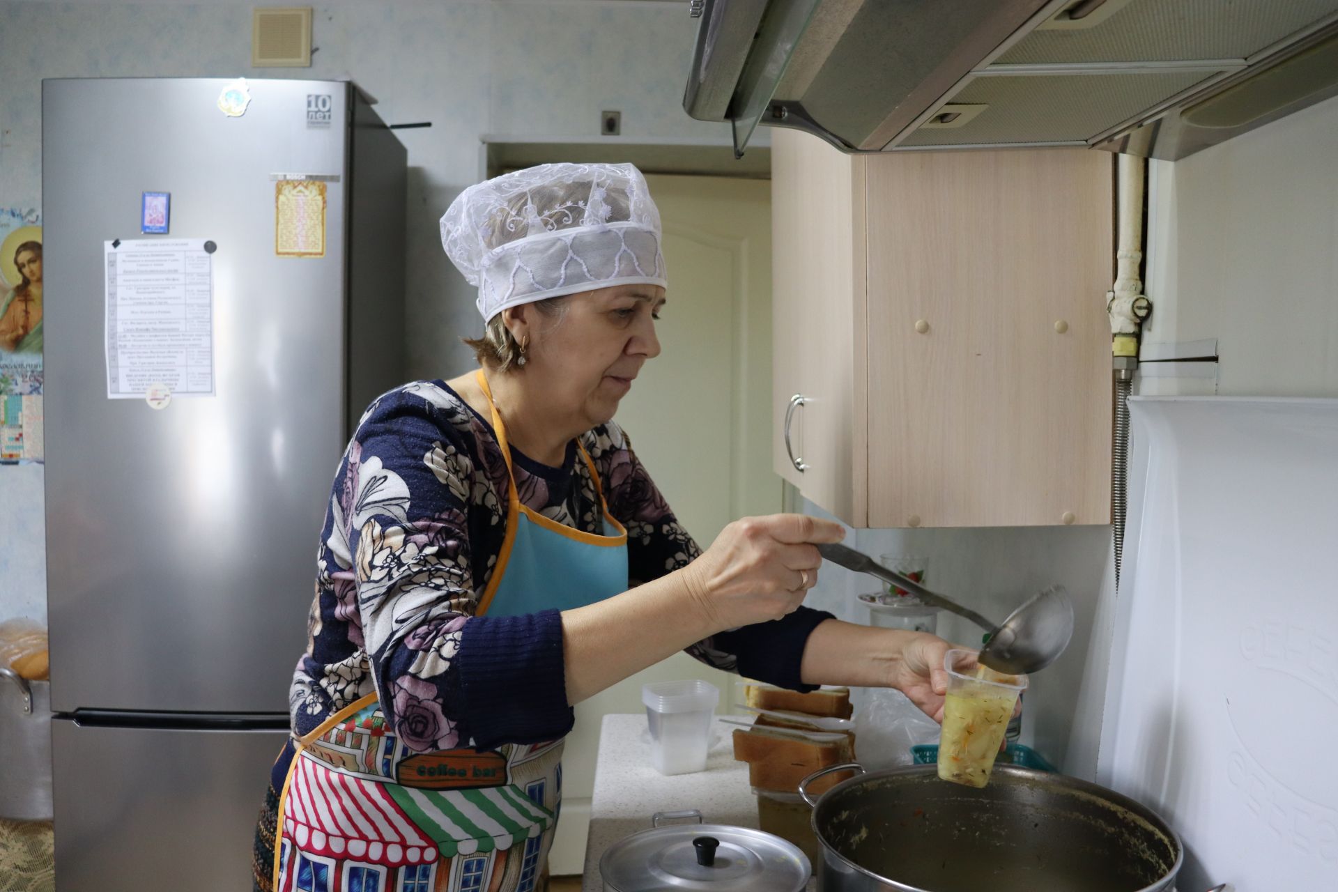 В социальной столовой при чистопольском храме организовали горячее питание для нуждающихся