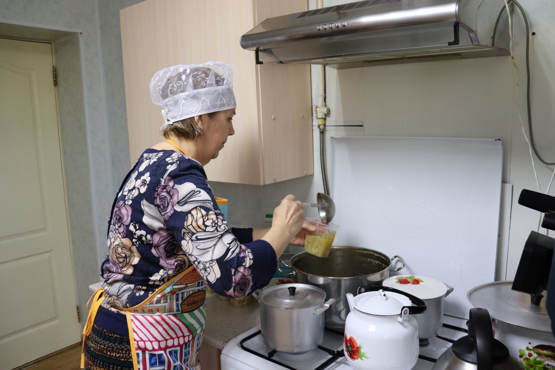 В социальной столовой при чистопольском храме организовали горячее питание для нуждающихся