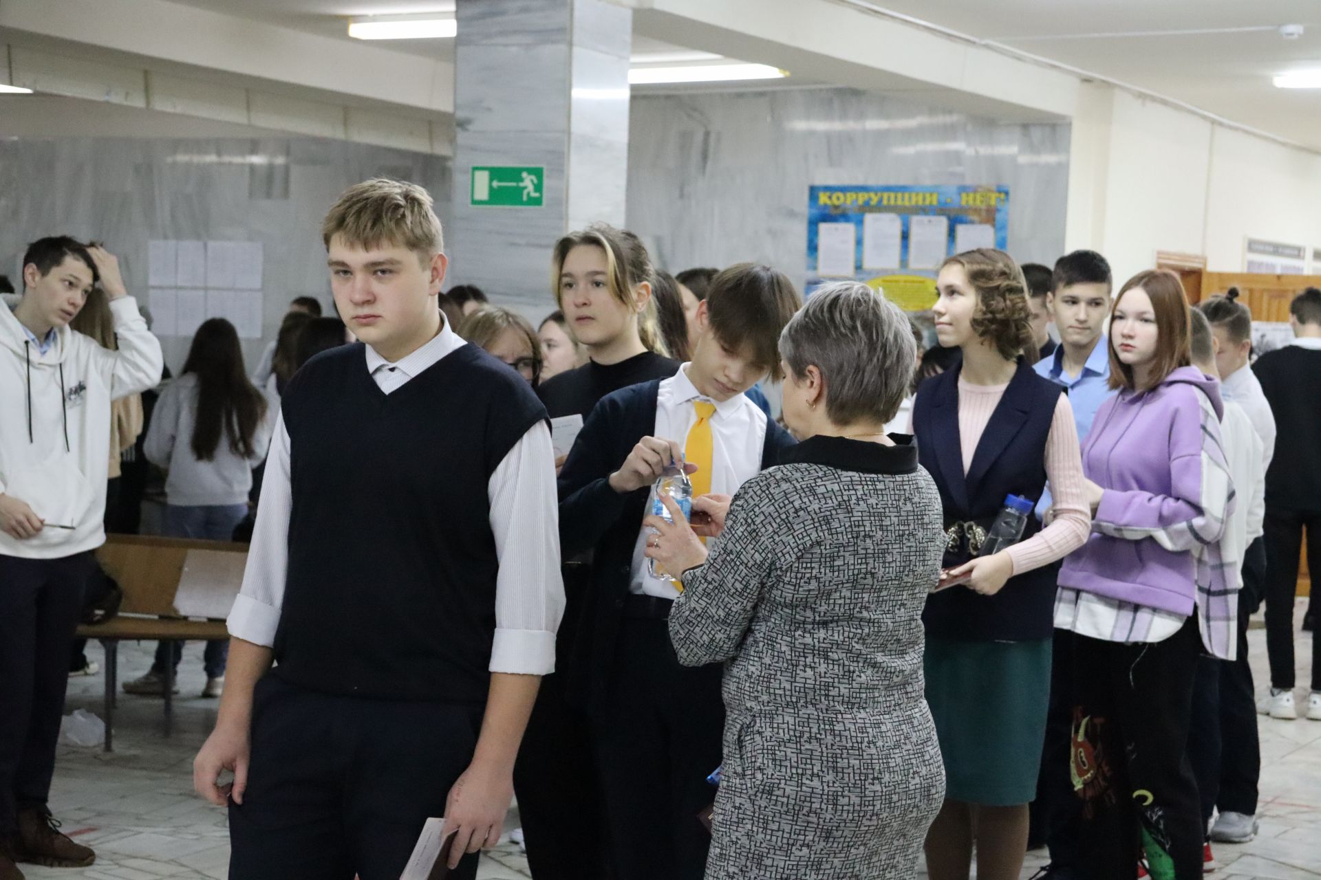 Чистопольские школьники присоединились к акции «Все решают только знания: разберемся со специалистом!»