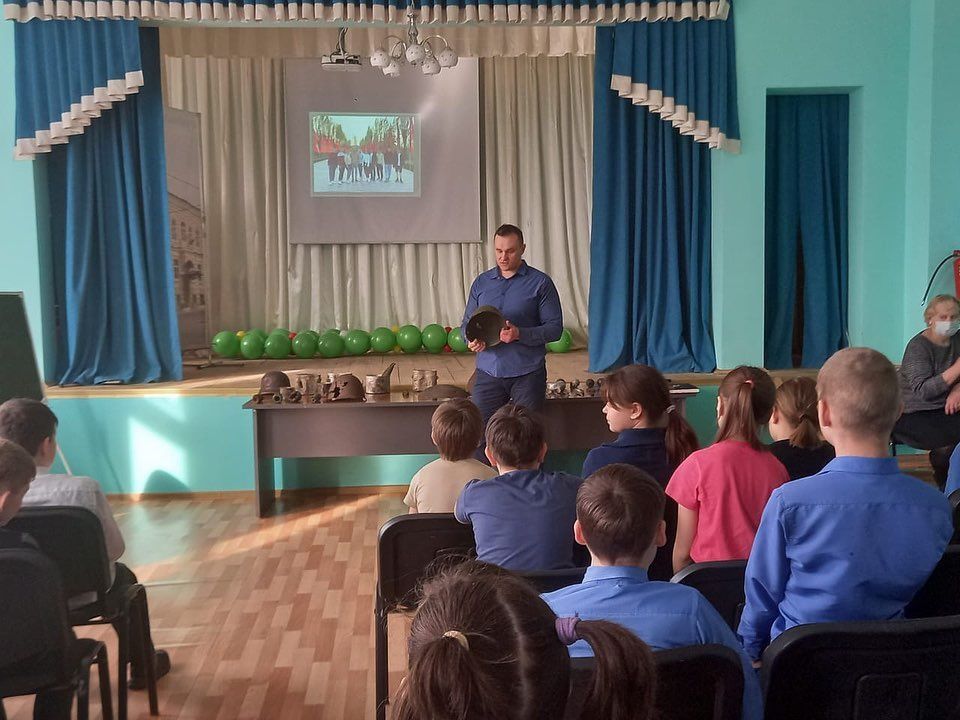 В чистопольской школе прошел урок мужества «Экспонат с поля боя»