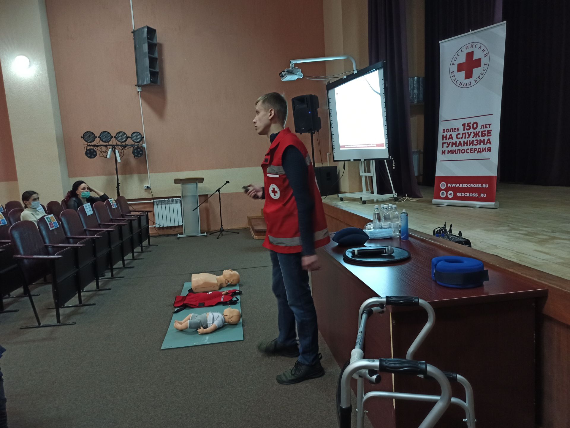 Представители Российского Красного креста обучили чистопольцев навыкам оказания первой помощи