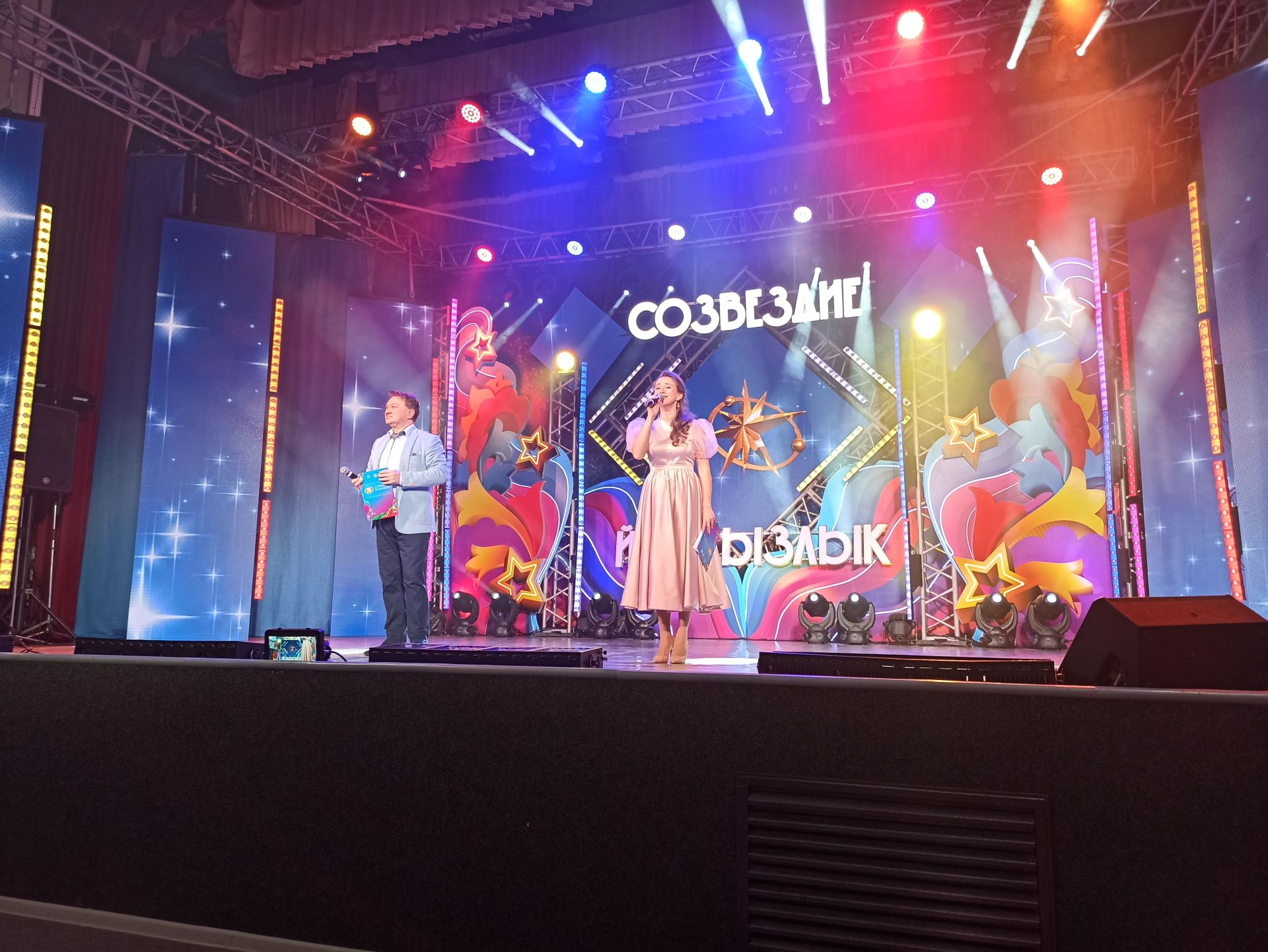 В Чистополе на гала-концерте зонального этапа телевизионного фестиваля "Созвездие-Йолдызлык 2022" участники представили лучшие номера