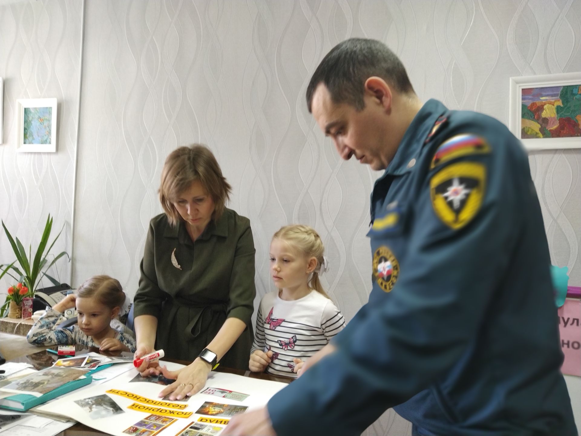 Сотрудники редакции «Чистопольских известий» со своими детьми работали над газетой «Формула безопасности»