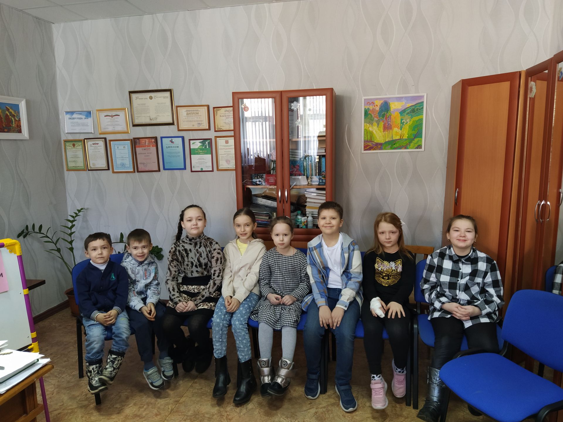 Сотрудники редакции «Чистопольских известий» со своими детьми работали над газетой «Формула безопасности»