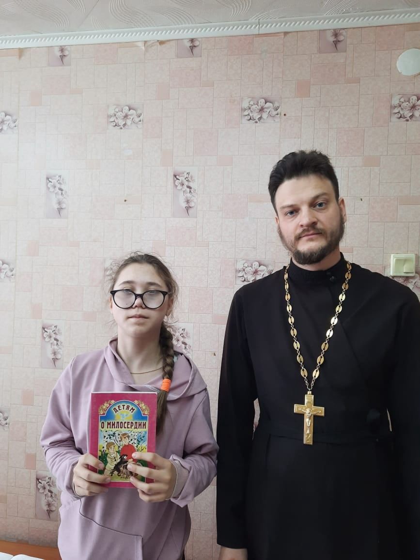 Настоятель храма Пресвятой Троицы рассказал детям о значимости чтения духовных книг