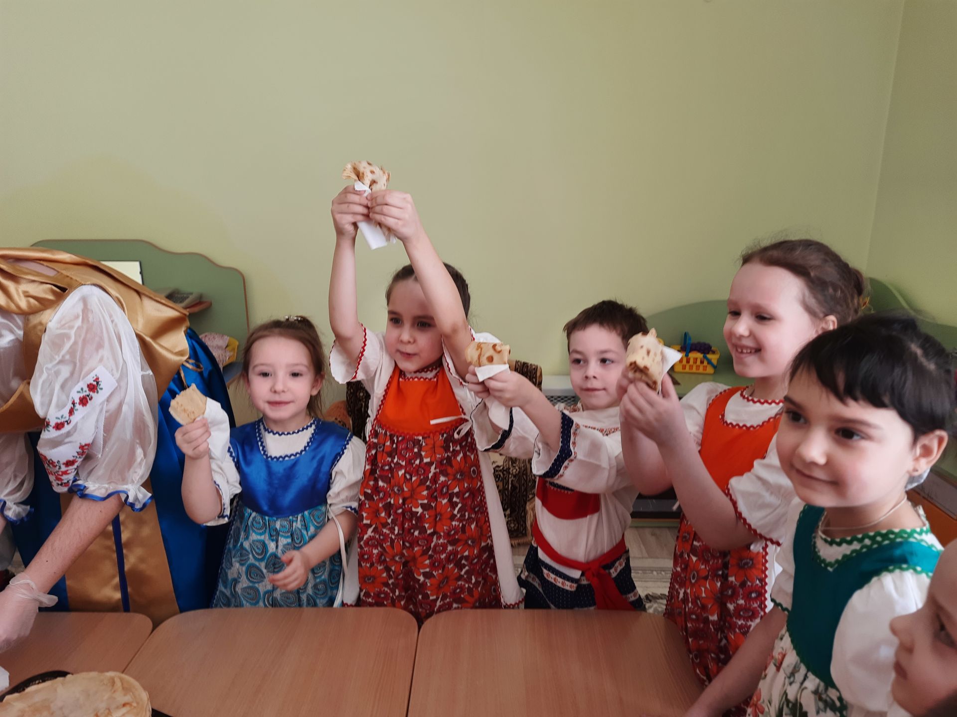 На кухне детского сада № 6 в Чистополе готовили главное блюдо Масленицы