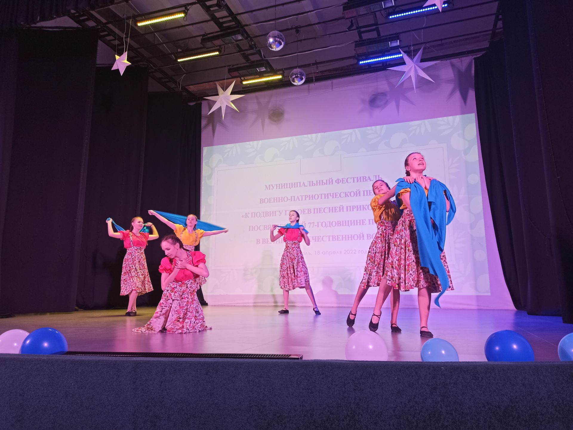 На муниципальном фестивале чистопольская молодежь исполняла песни военных лет (фоторепортаж)
