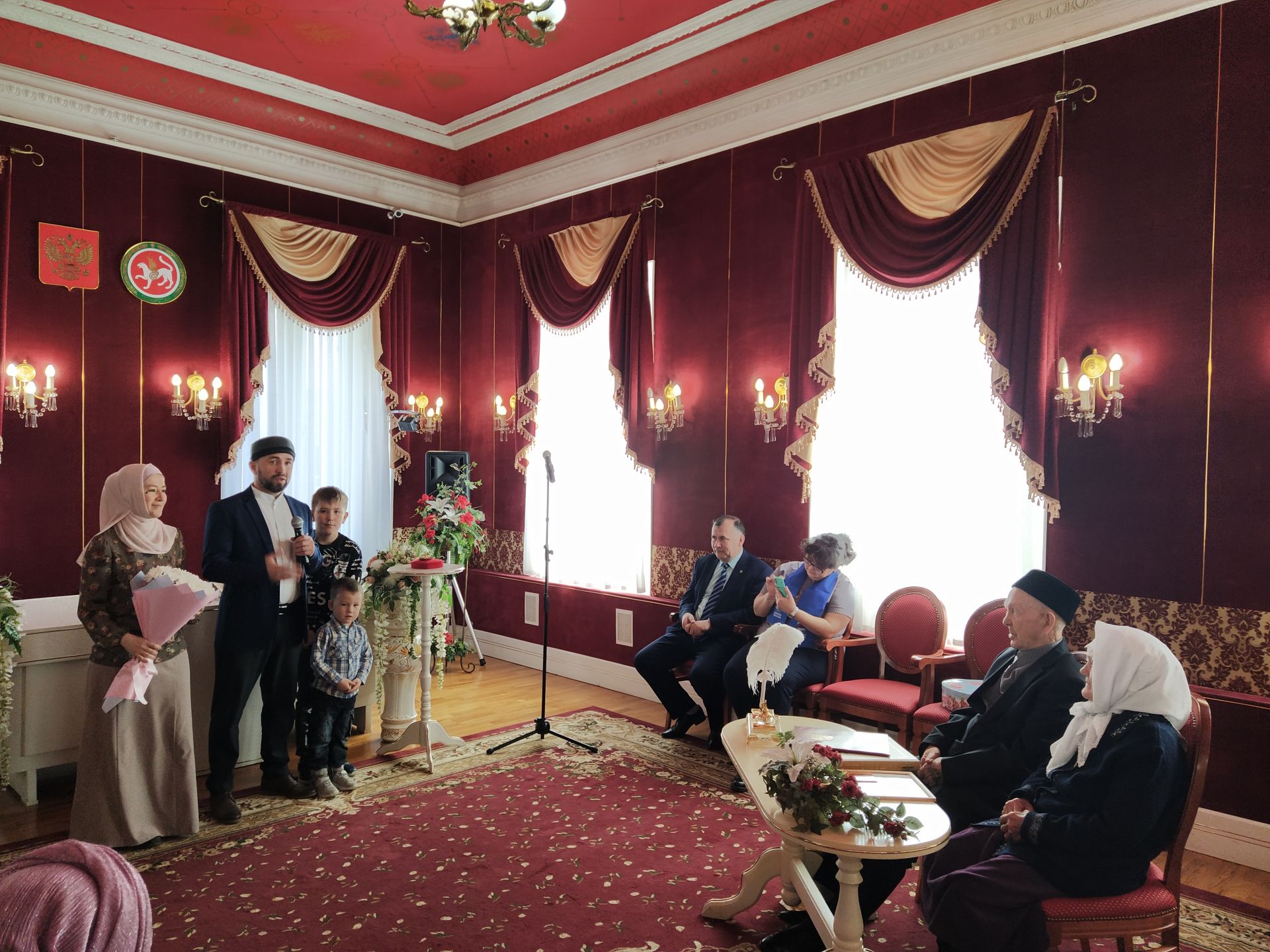 В Чистопольском ЗАГСе чествовали бриллиантовых юбиляров супружеской жизни