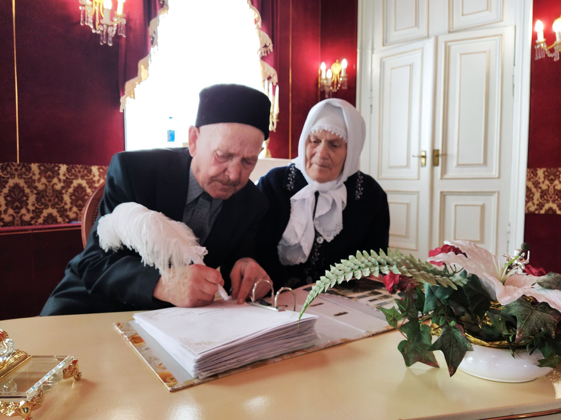 В Чистопольском ЗАГСе чествовали бриллиантовых юбиляров супружеской жизни
