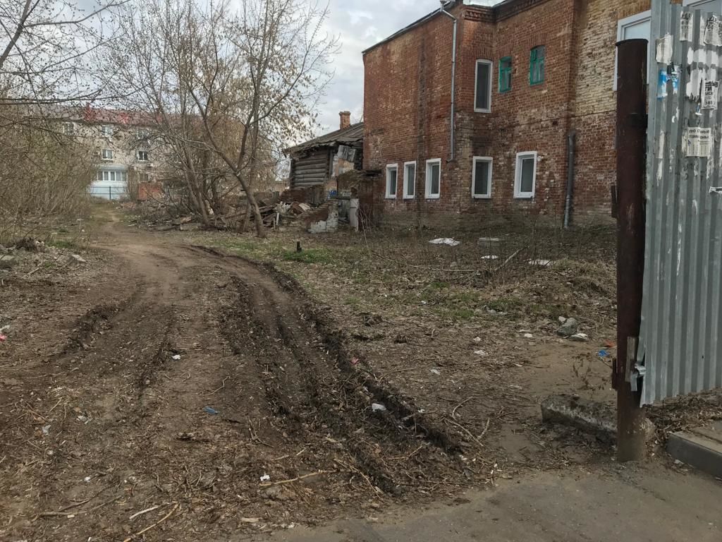 Жительница Чистополя обратила внимание на засоренный мусором участок в центре города