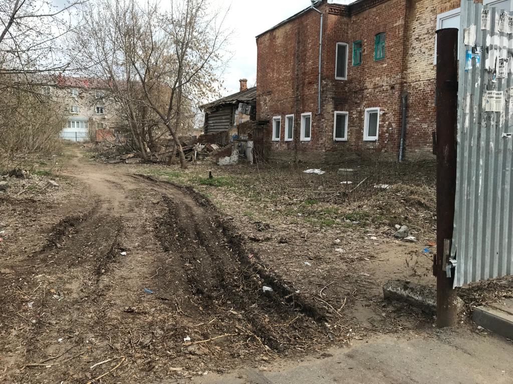Жительница Чистополя обратила внимание на засоренный мусором участок в центре города