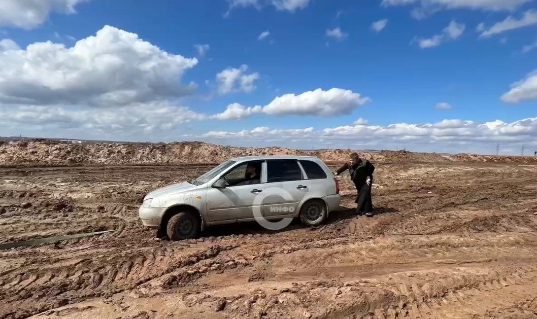 Привез бабу в лес и вынул из машины чтобы начать секс с русской