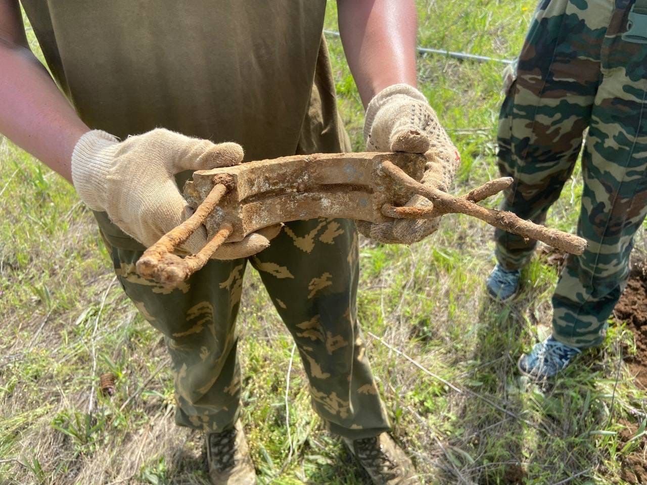 На «Вахте памяти» в Волгоградской области чистопольские поисковики обнаружили останки нескольких солдат и детали самолета