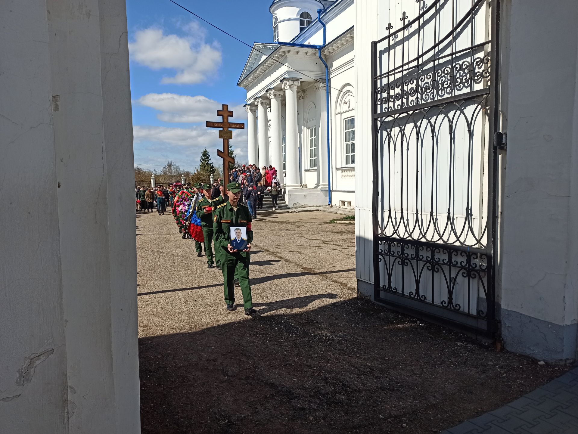 Чистопольцы проводили в последний путь погибшего на территории Украины Евгения Квашенникова