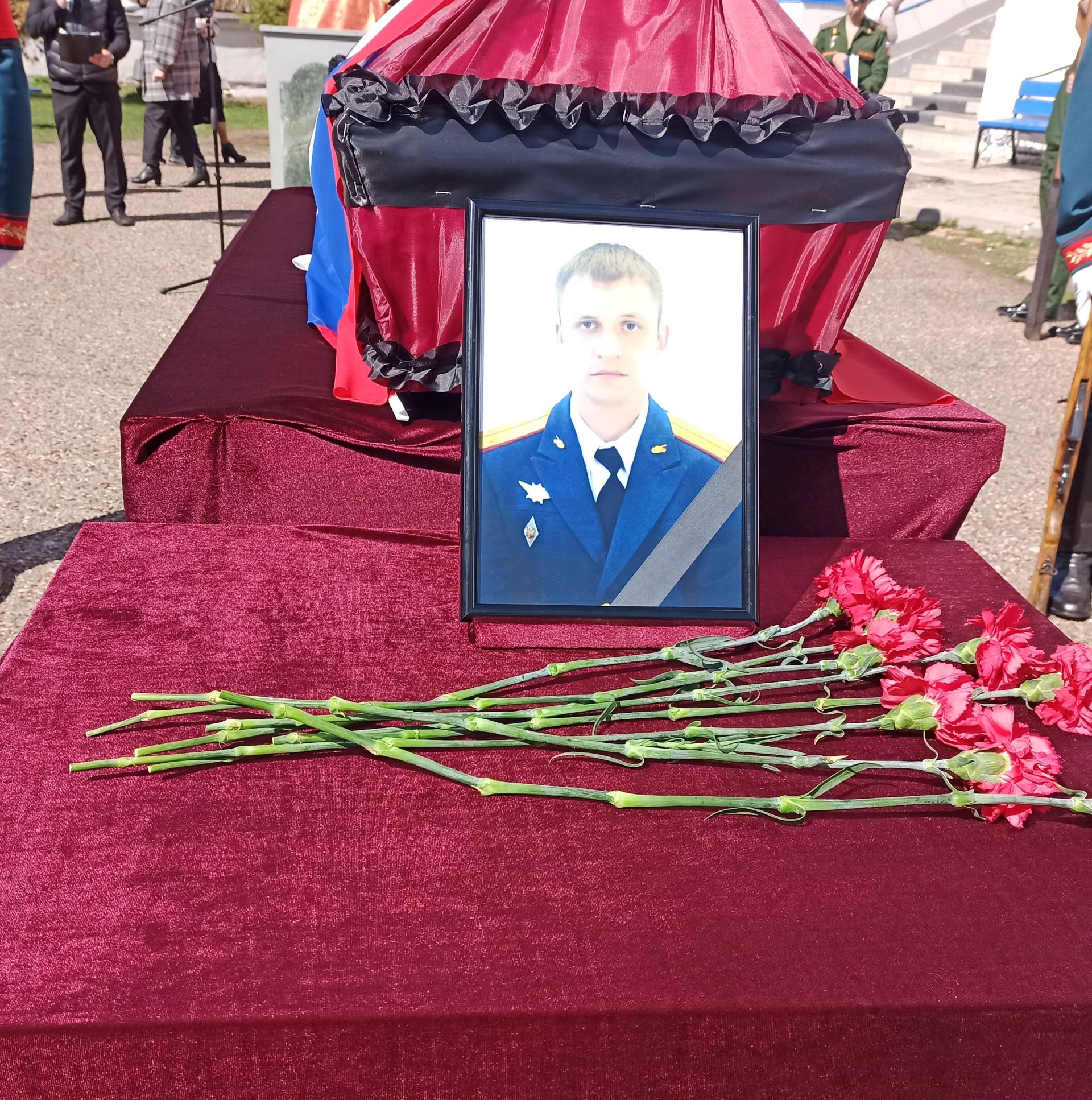Чистопольцы проводили в последний путь погибшего на территории Украины Евгения Квашенникова