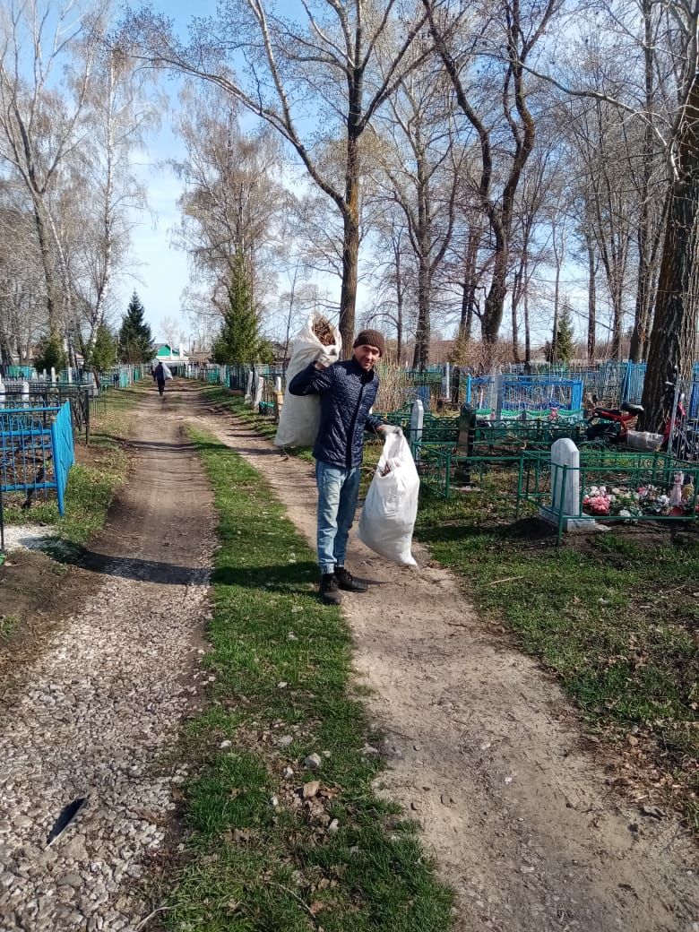 В Чистополе провели субботник на мусульманском кладбище