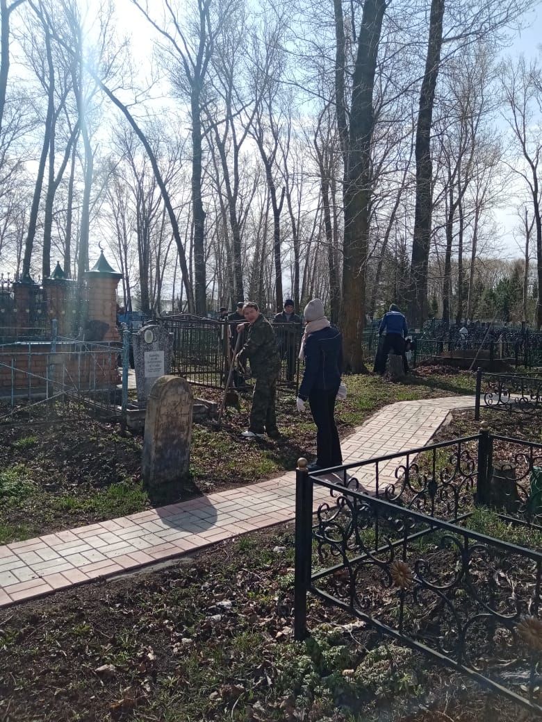В Чистополе провели субботник на мусульманском кладбище