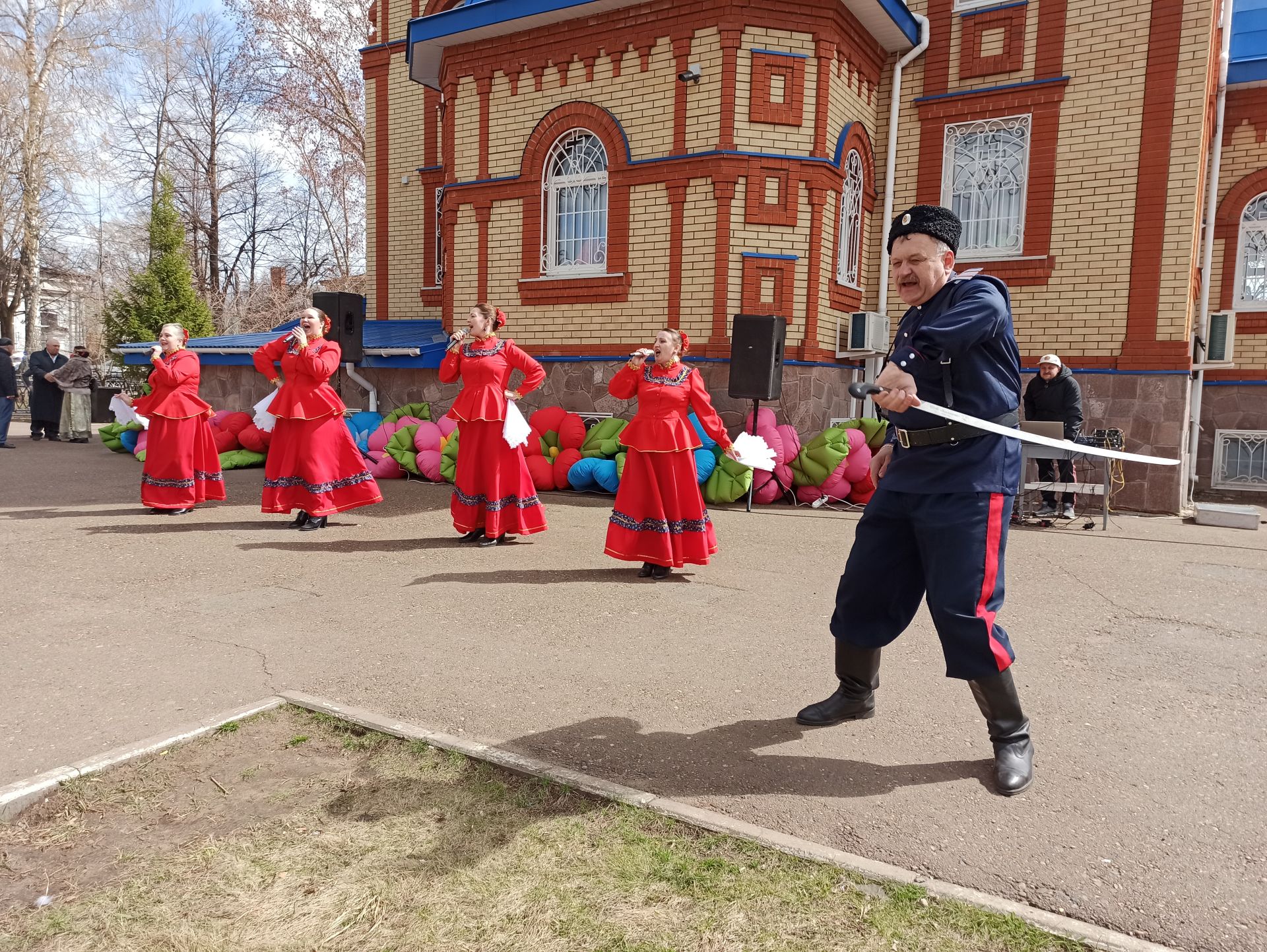 В Чистополе состоялся пасхальный фестиваль «Красная горка» (фоторепортаж)