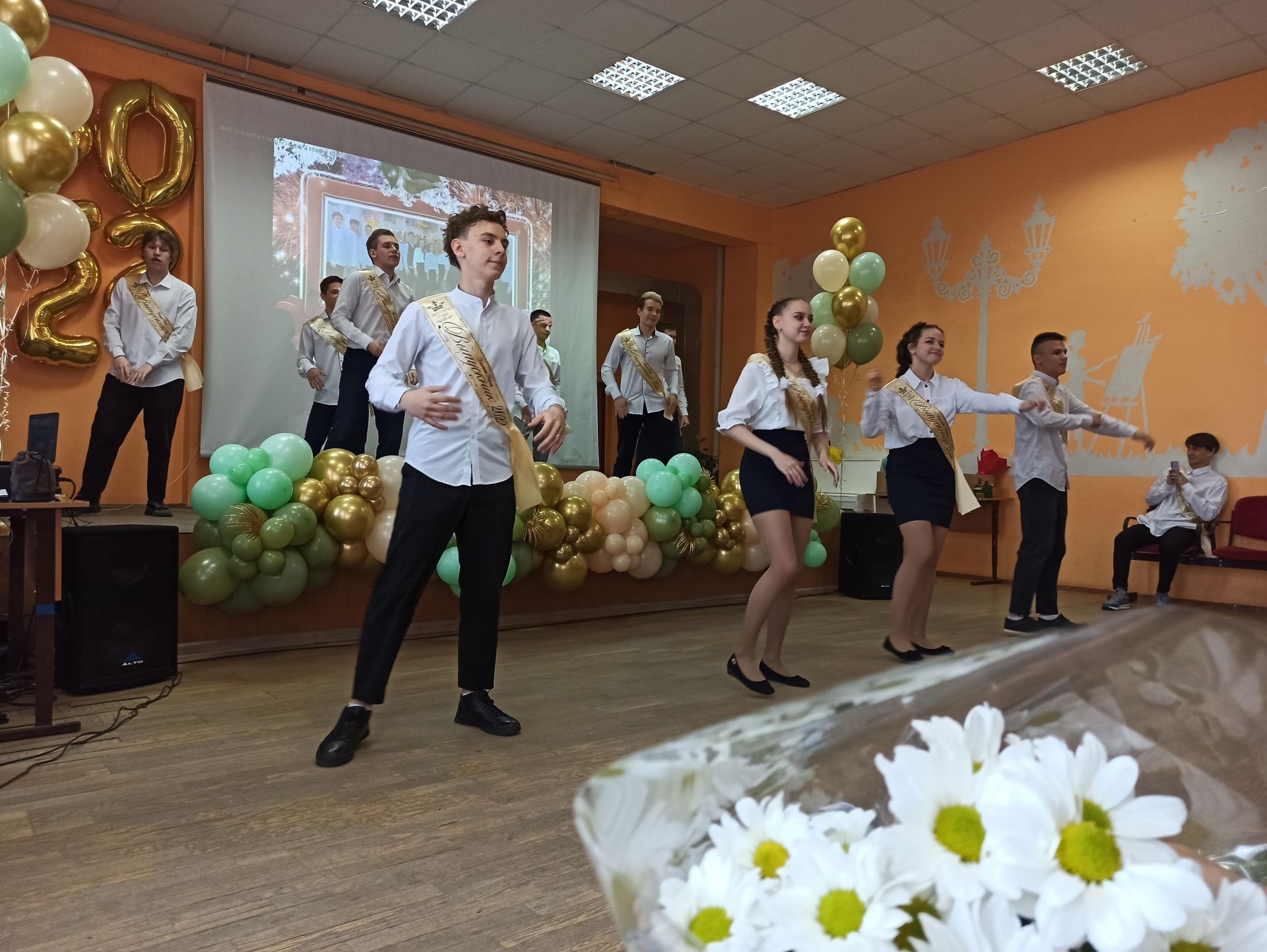 Для выпускников чистопольской школы № 4 прозвенел последний звонок (фоторепортаж)