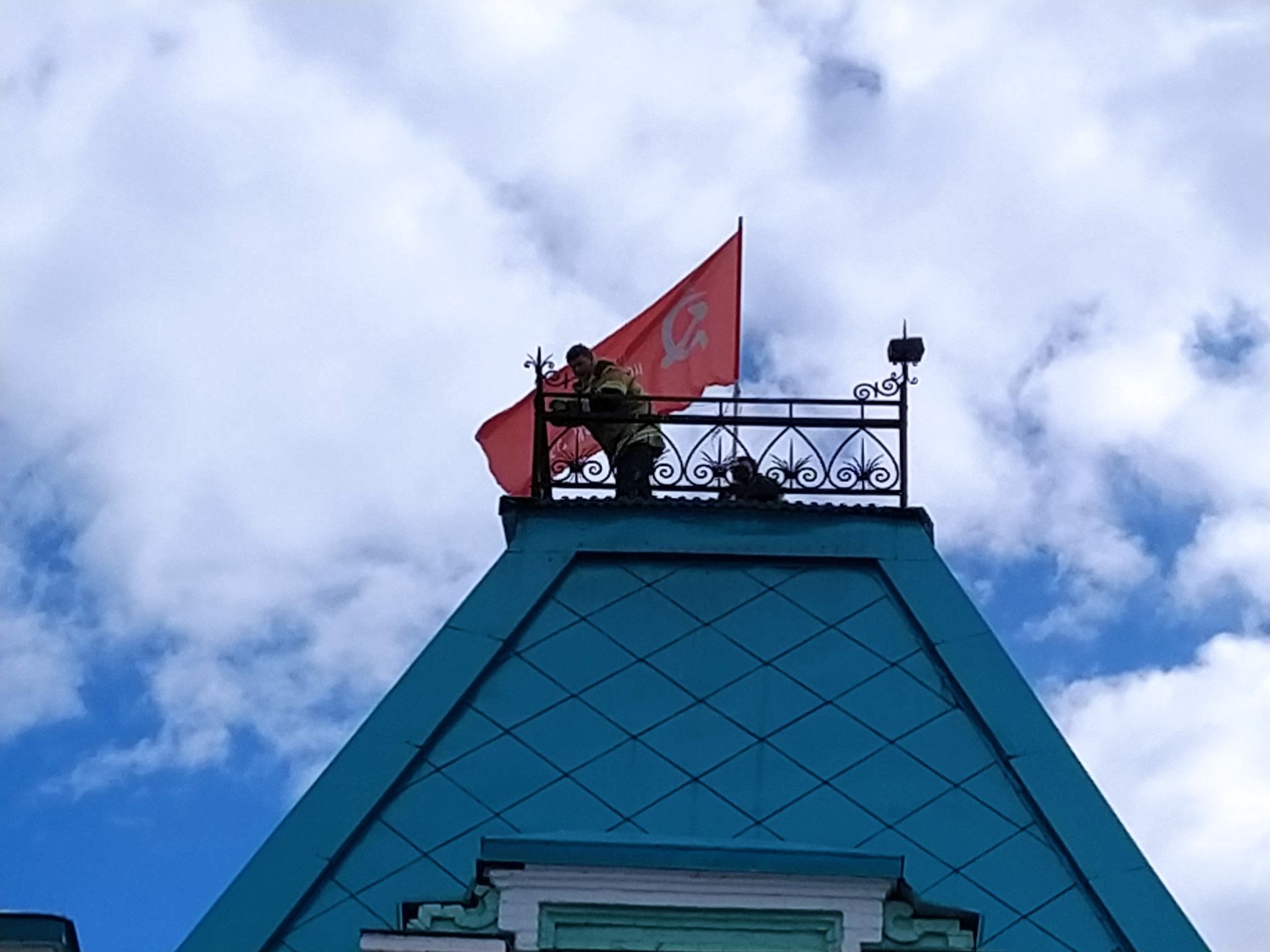 В Чистополе установили копию легендарного Знамени Победы