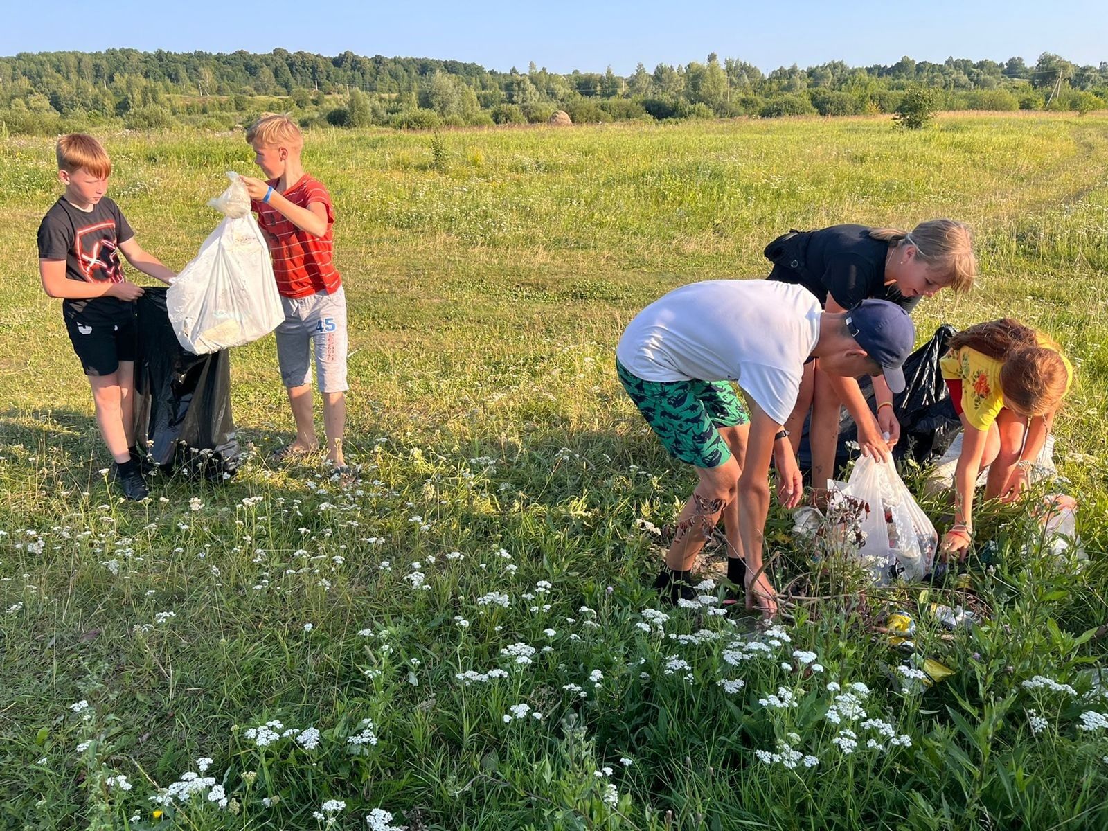 Воспитанники воскресной школы очистили от мусора берег реки Прость