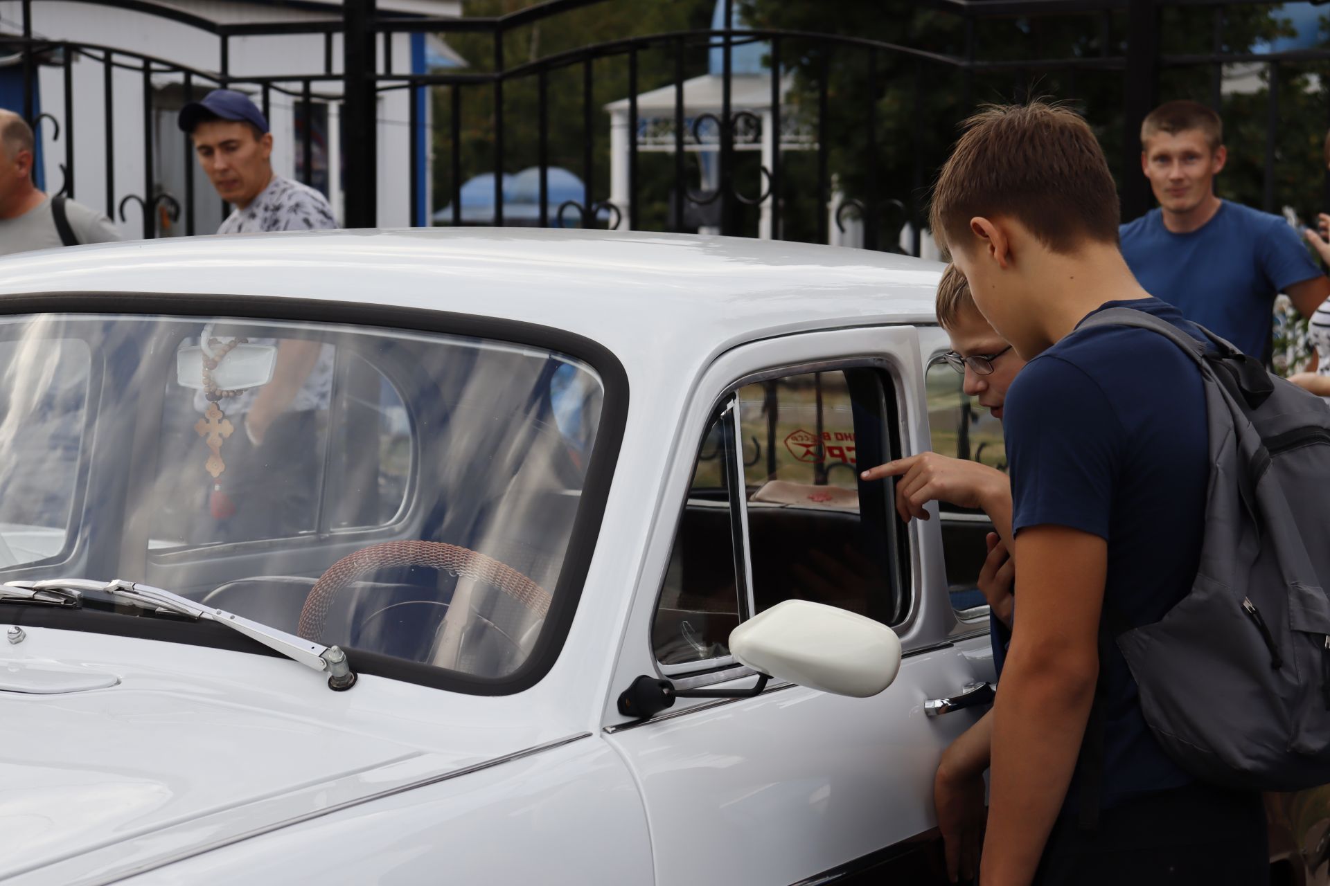 В День города чистопольцы посетили выставку ретро-автомобилей