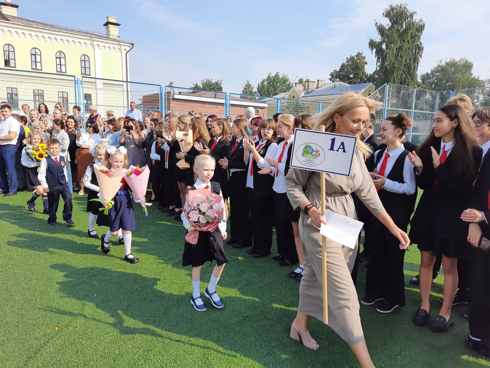 Для чистопольских первоклассников прозвенел первый звонок (Фоторепортаж)