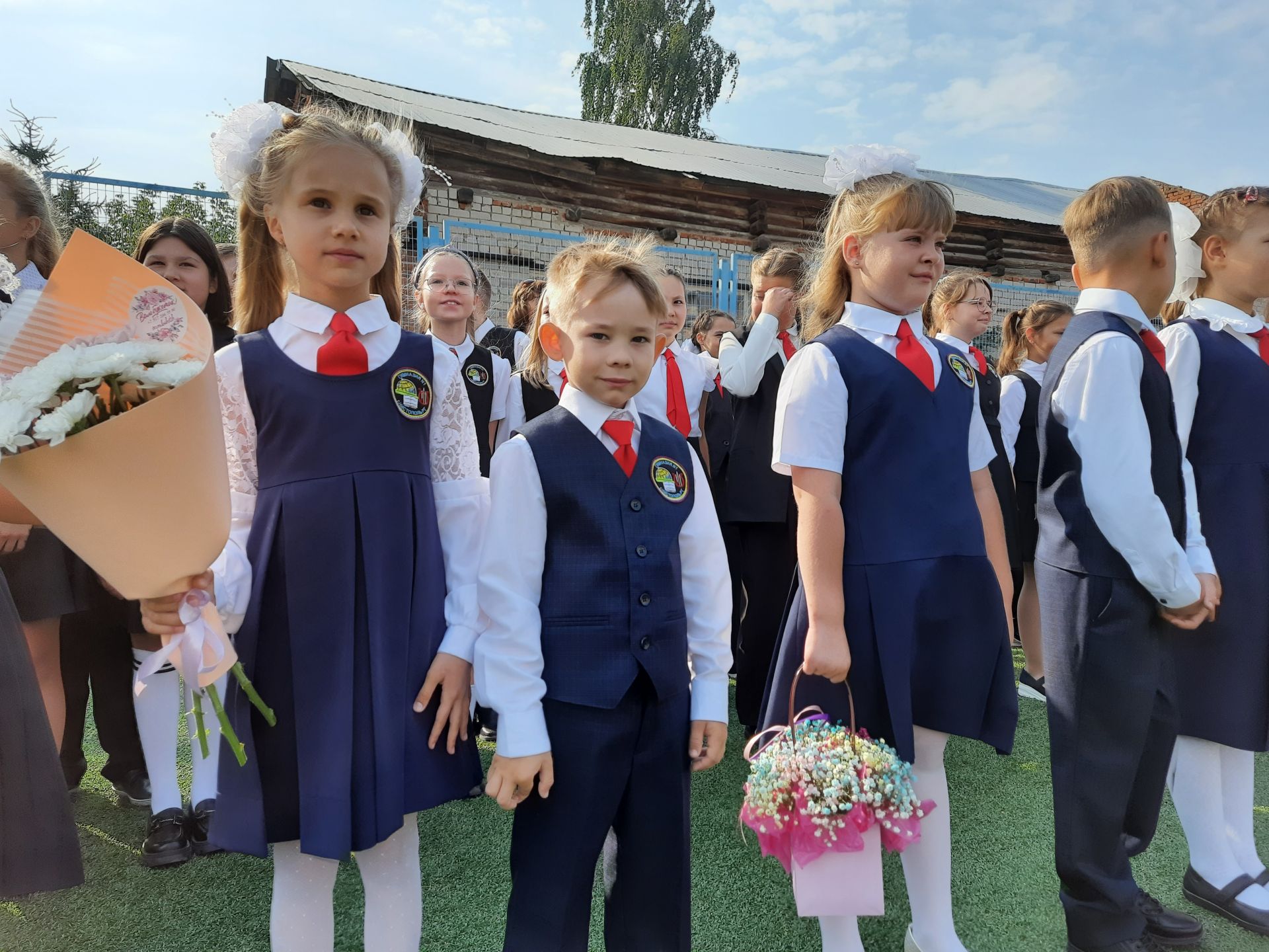 Для чистопольских первоклассников прозвенел первый звонок (Фоторепортаж)