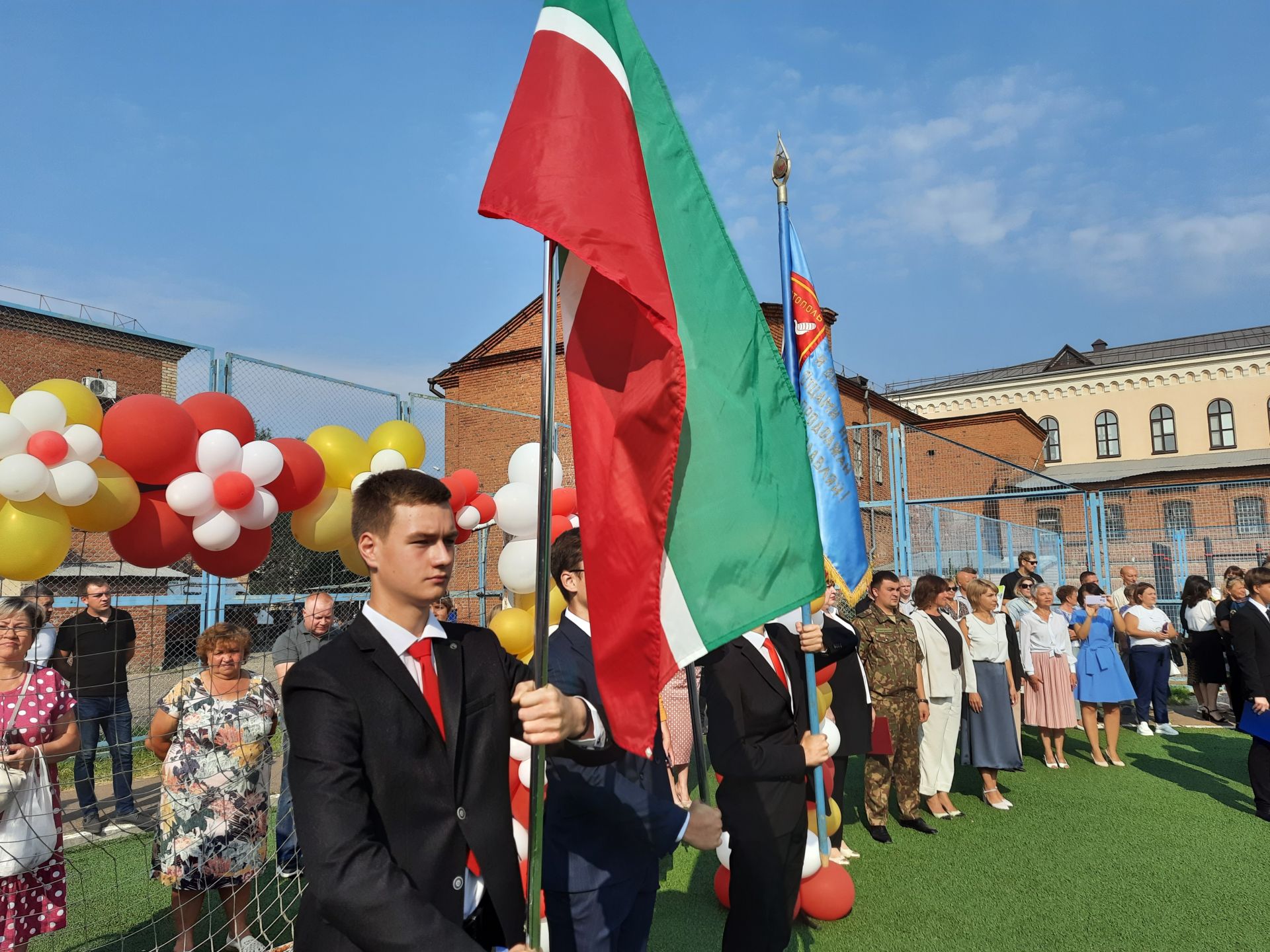 Для чистопольских первоклассников прозвенел первый звонок (Фоторепортаж)