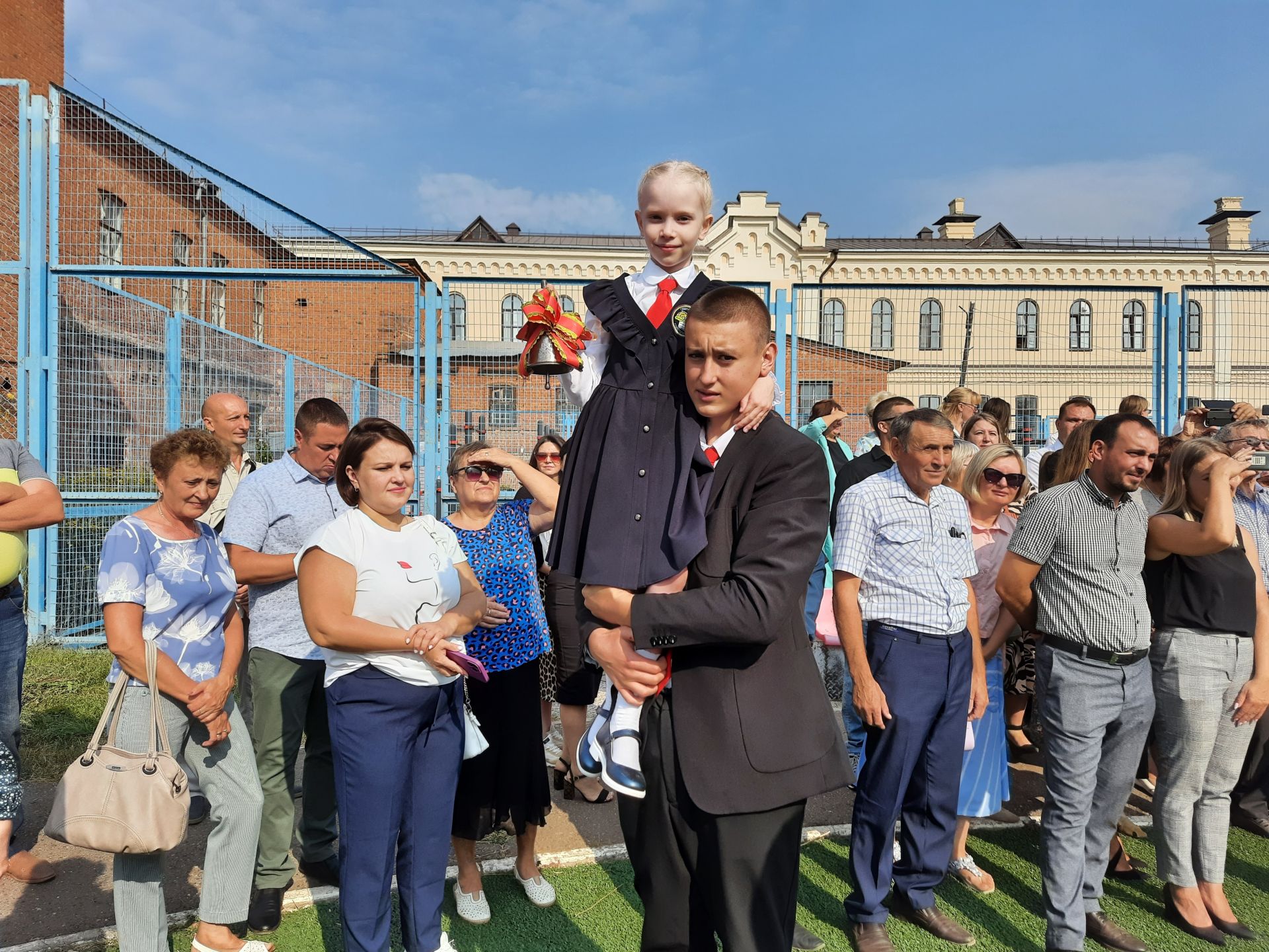 Для чистопольских первоклассников прозвенел первый звонок (Фоторепортаж)