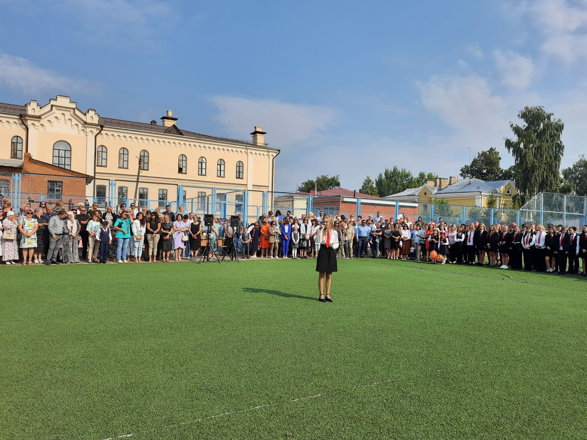 Для чистопольских первоклассников прозвенел первый звонок (Фоторепортаж)