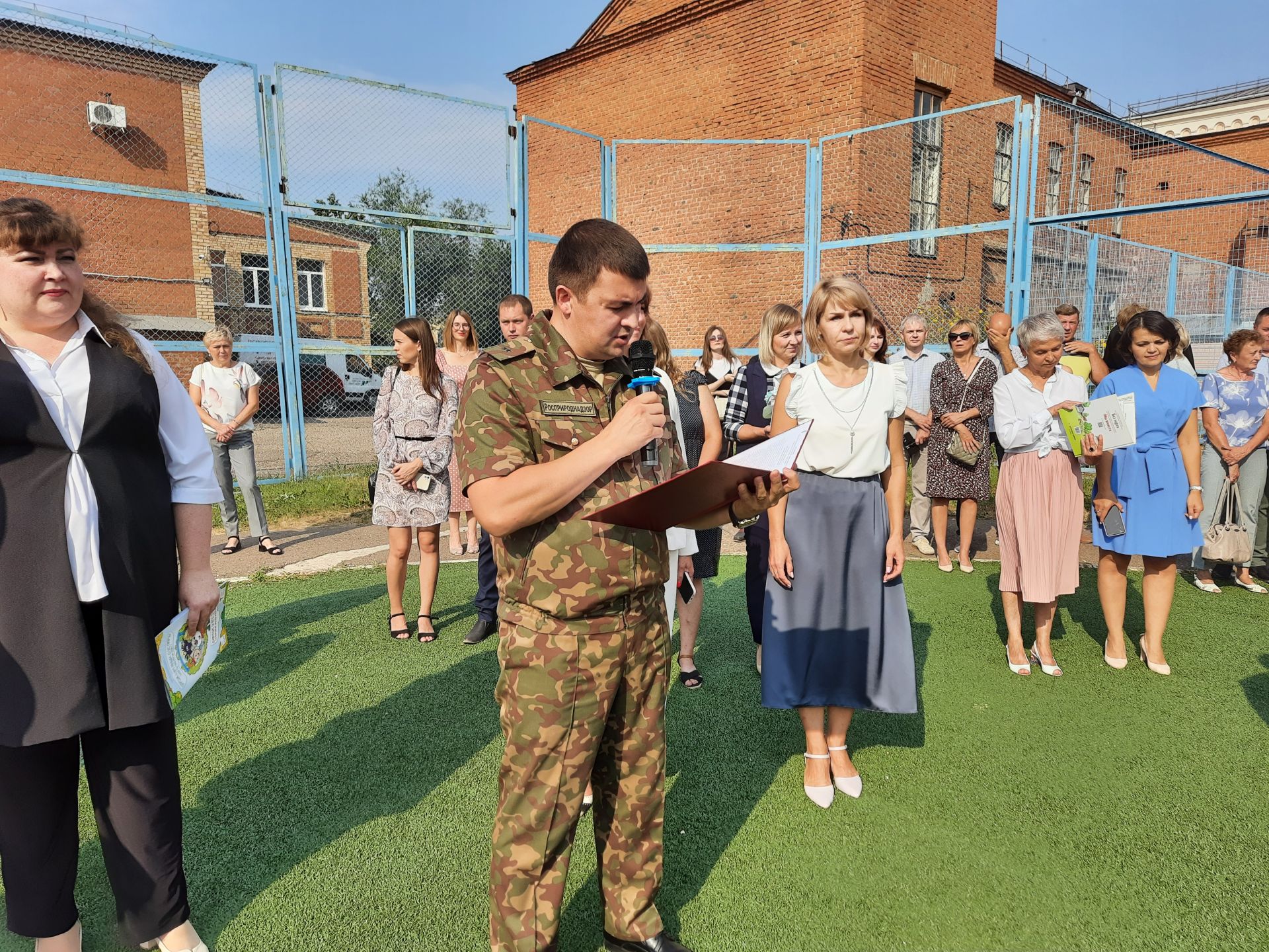 Для чистопольских первоклассников прозвенел первый звонок (Фоторепортаж)