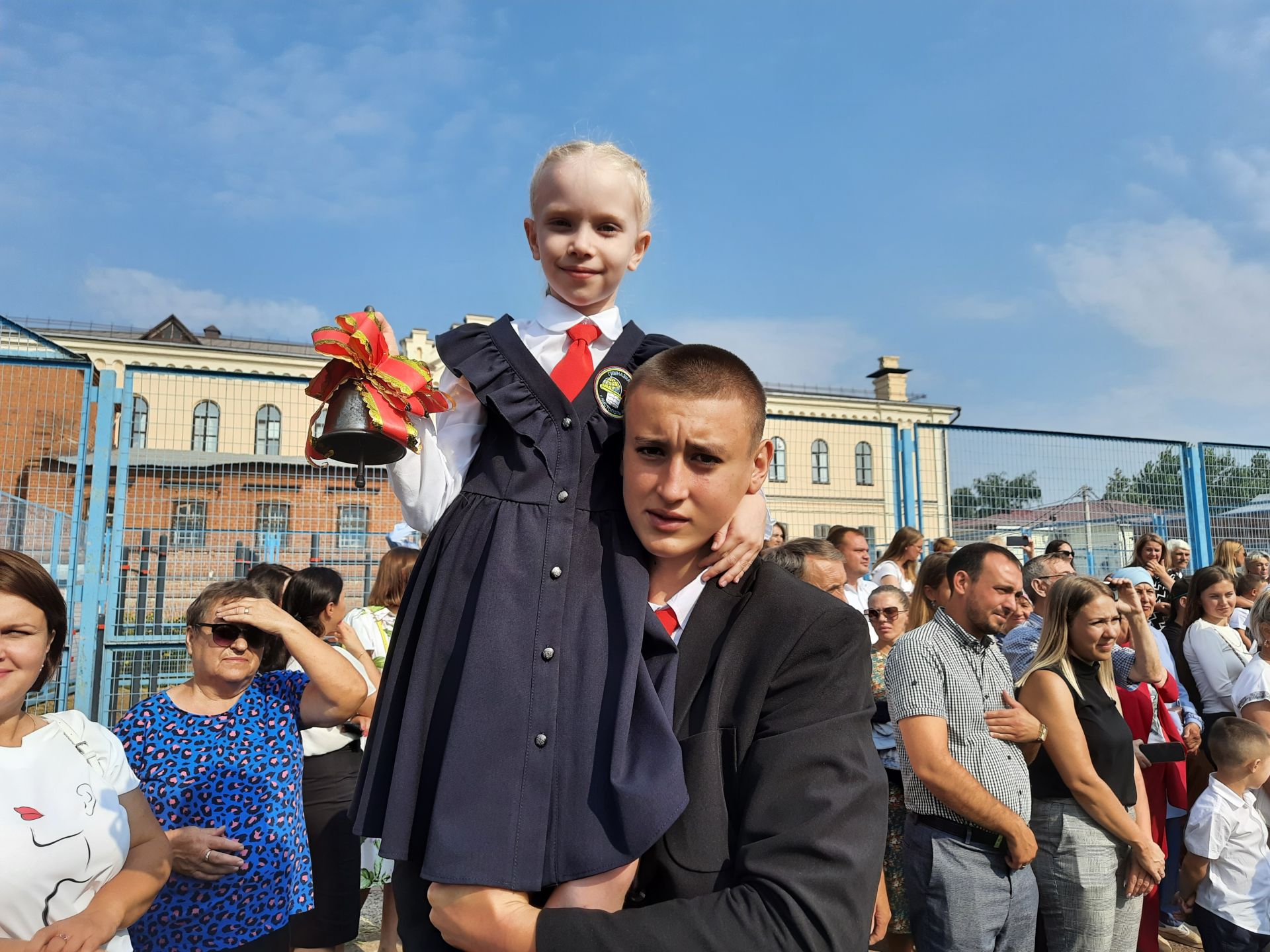 Для чистопольских первоклассников прозвенел первый звонок (Фоторепортаж)