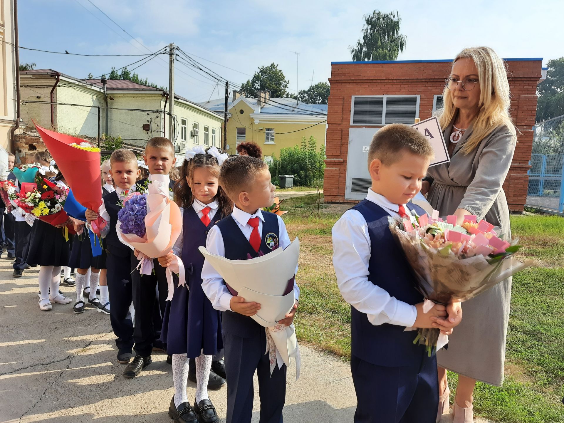 Для чистопольских первоклассников прозвенел первый звонок (Фоторепортаж)