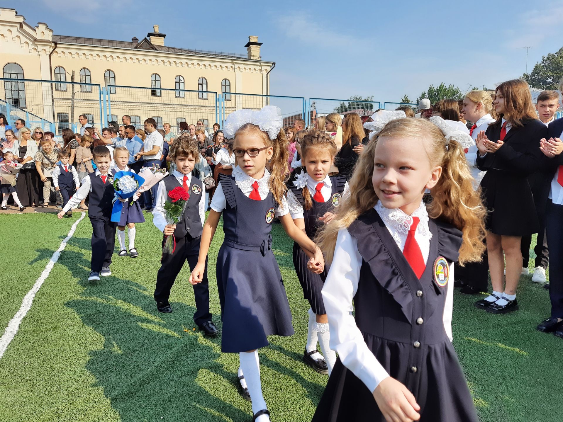 Для чистопольских первоклассников прозвенел первый звонок (Фоторепортаж)