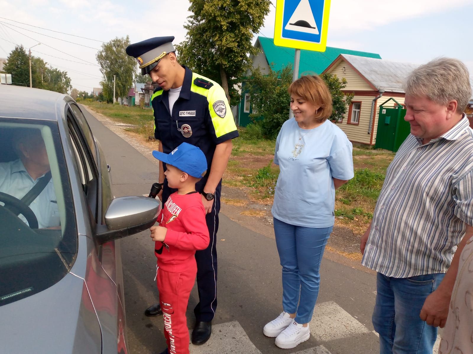 Безопасный переход: чистопольские малыши учились переходить дорогу вместе с сотрудниками Госавтоинспекции