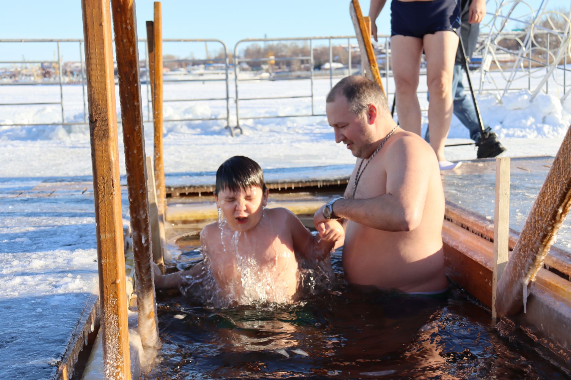 Чистопольцы активно принимают участие в крещенских купаниях (ФОТОРЕПОРТАЖ)