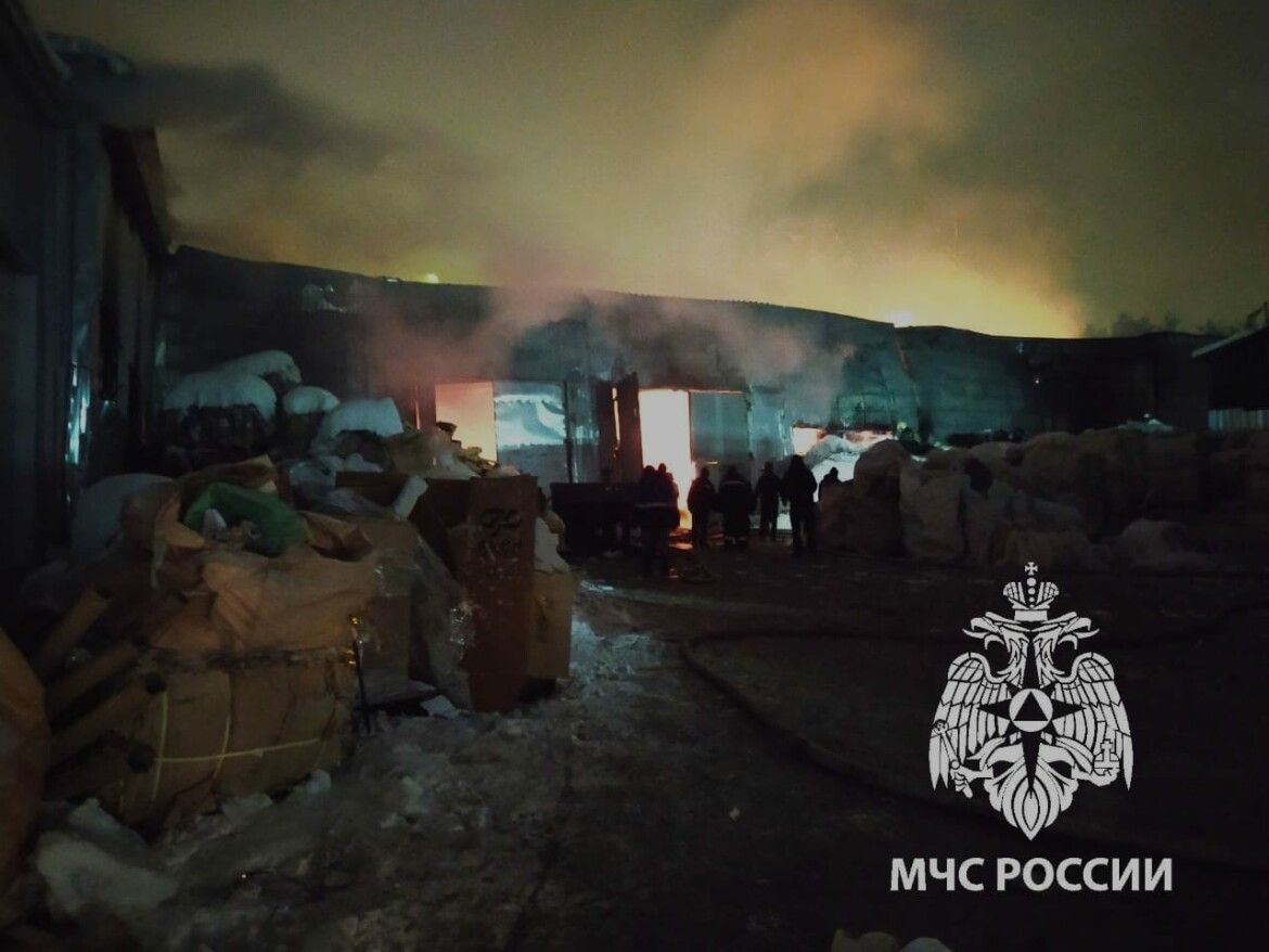 В столице Татарстана вспыхнул склад прессованной бумаги